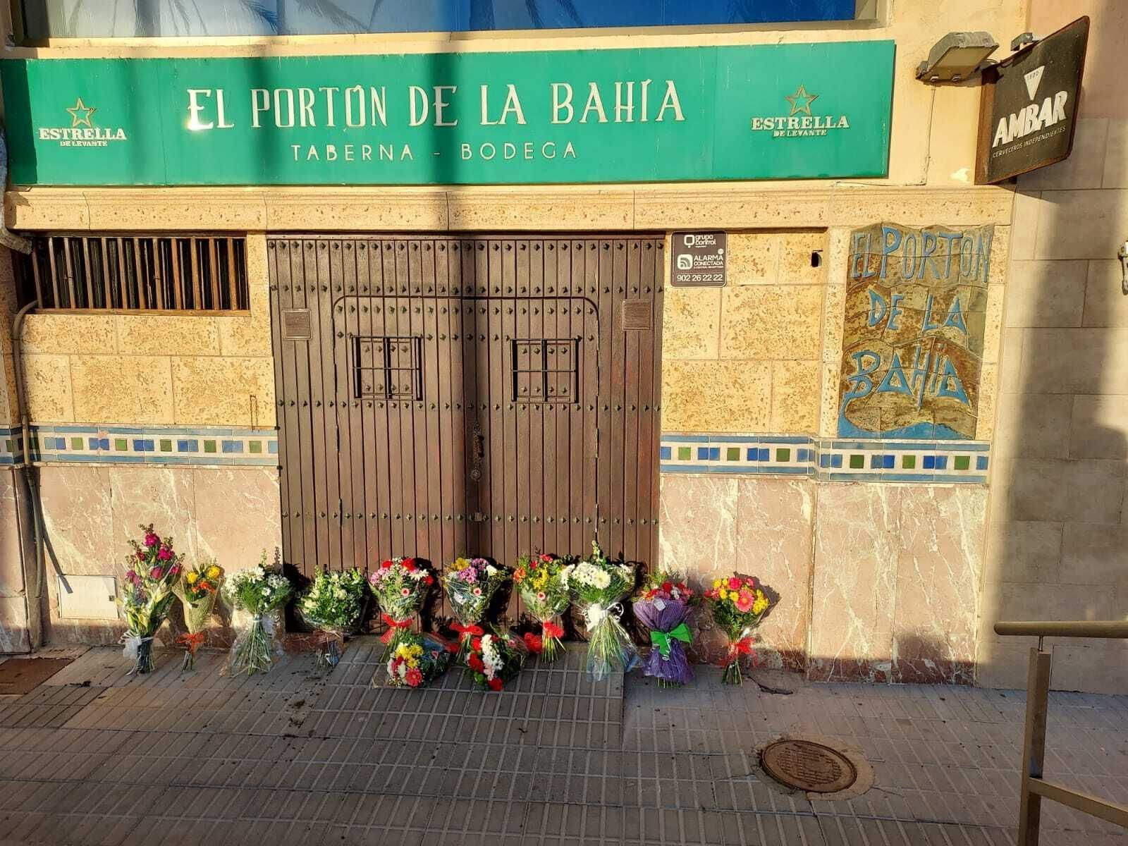 Flores depositadas en El Portón de la Bahía, en el negocio y en memoria del recién fallecido Diego García.