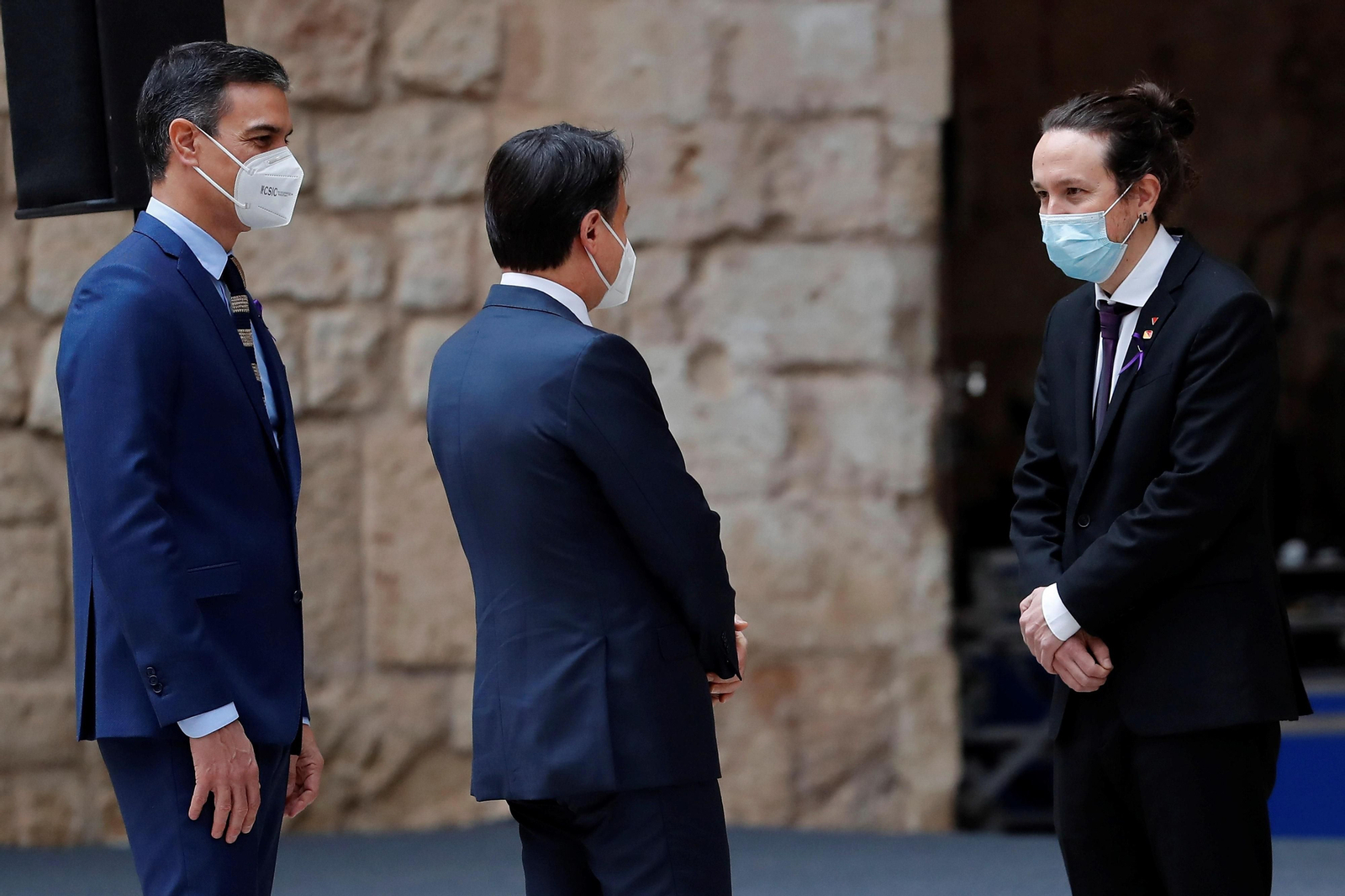 Pedro Sánchez, el presidente del Gobierno de Italia, Giuseppe Conte, y Pablo Iglesias, durante la recepción en el Patio de Honor del Palacio de la Almudaina este miércoles.
