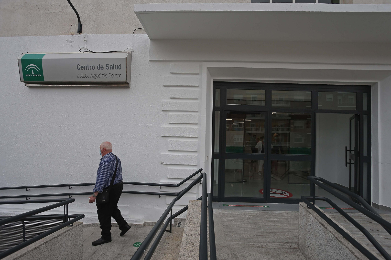 La entrada al centro de salud del centro de Algeciras.