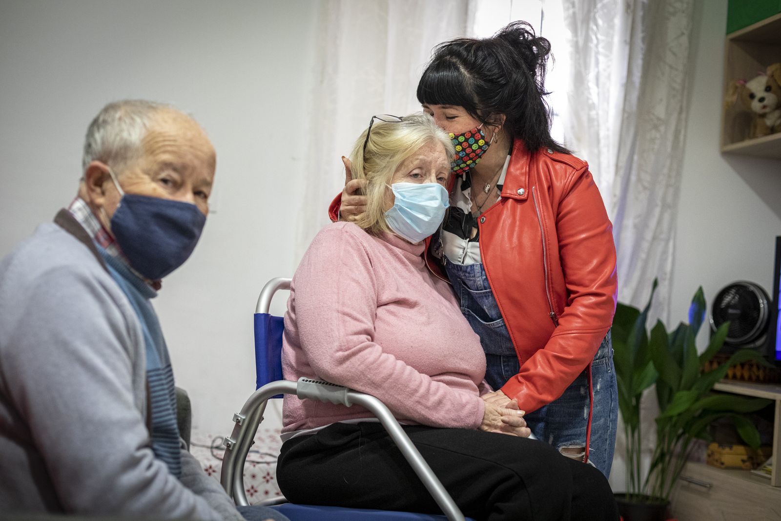 Lorena Elduque besa a su madre en presencia de su padre.