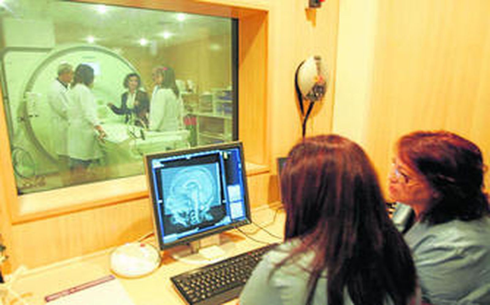 Profesionales de la salud durante la realización de un resonancia magnética a un paciente.