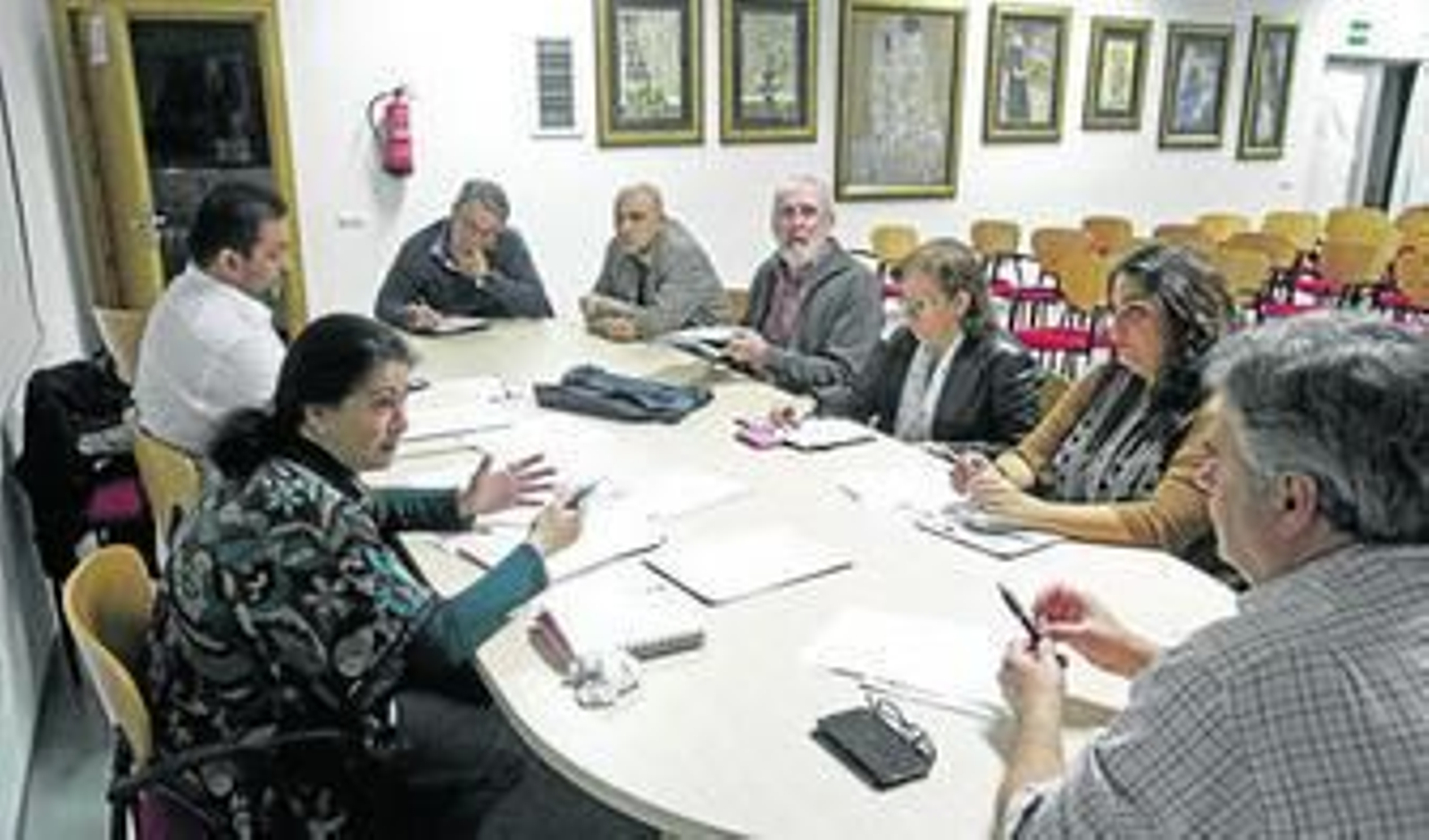 La concejal Ceferina Peño reunida con el resto de integrantes del consejo local de Participación Ciudadana, ayer por la tarde.