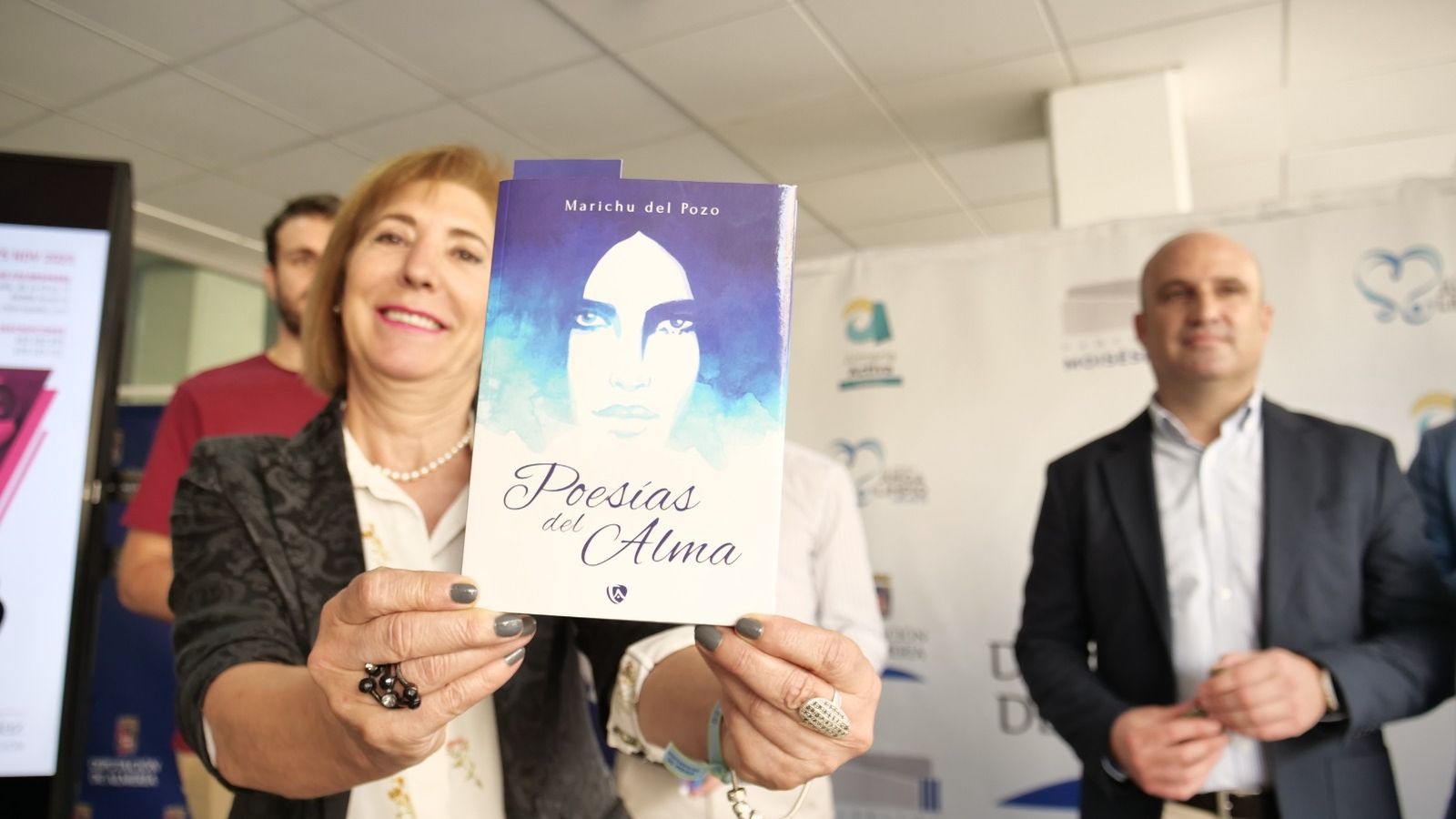 Muestra del libro 'Poesía del Alma' cuyos beneficios irán íntegramente para la Fundación Isabel Enrique Díaz.