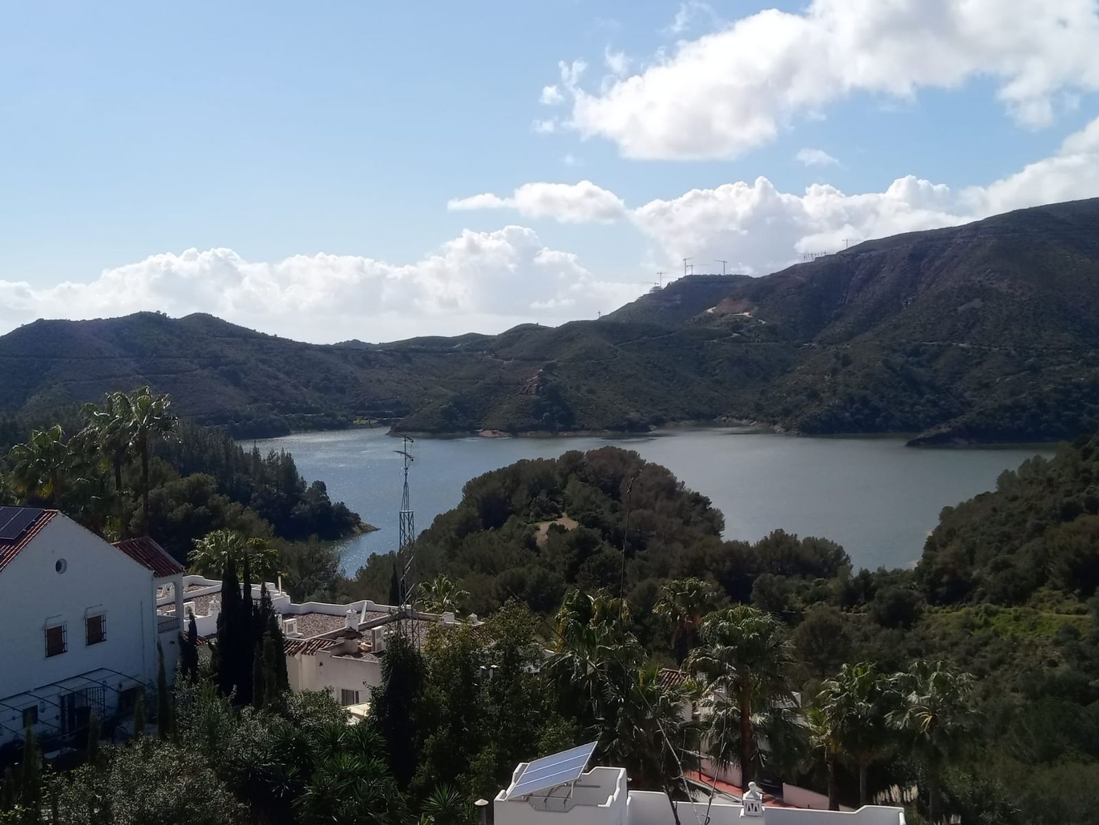 El embalse de la Concepción, en Istán, tras las últimas lluvias, en imágenes