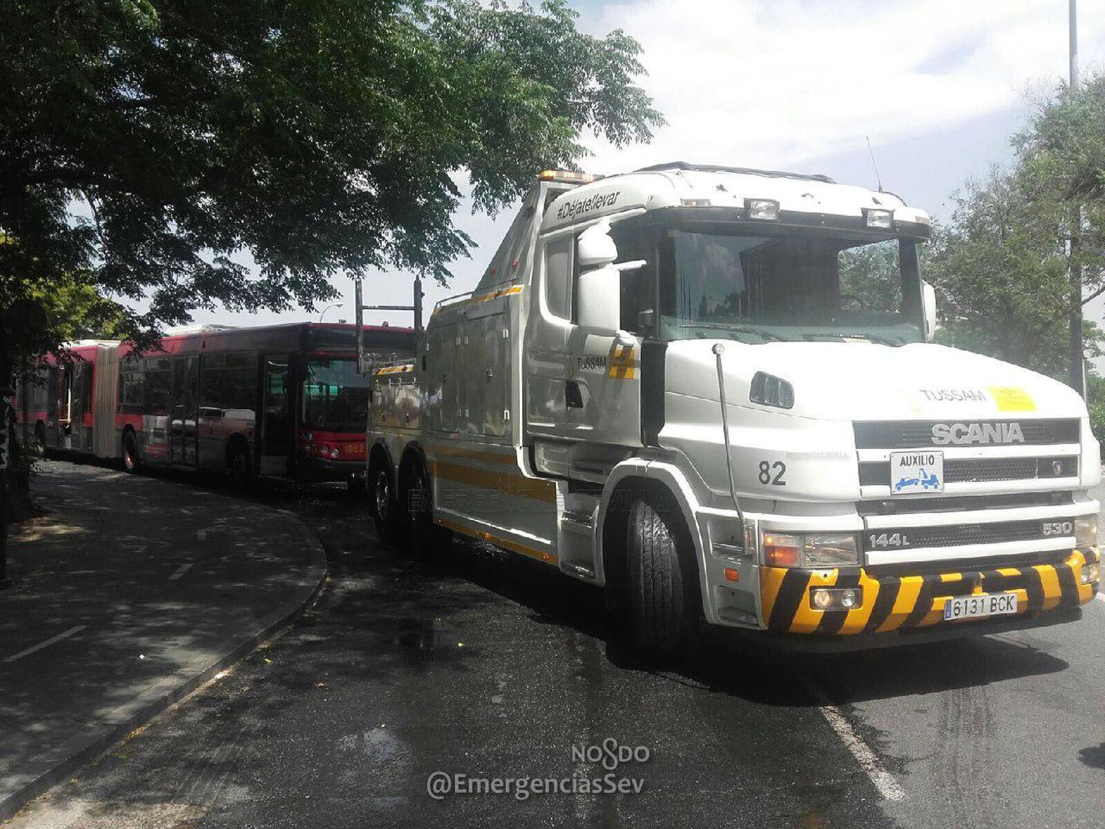 Una grúa de la empresa remolca al autobús afectado.