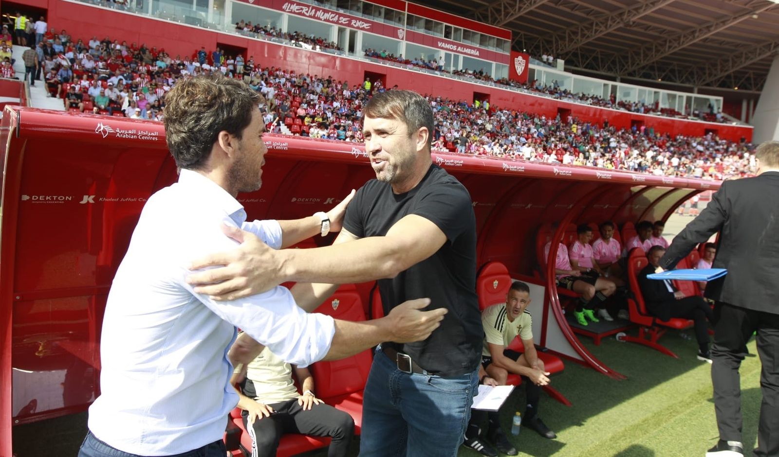 Rubi saluda a Coudet antes del pitido inicial