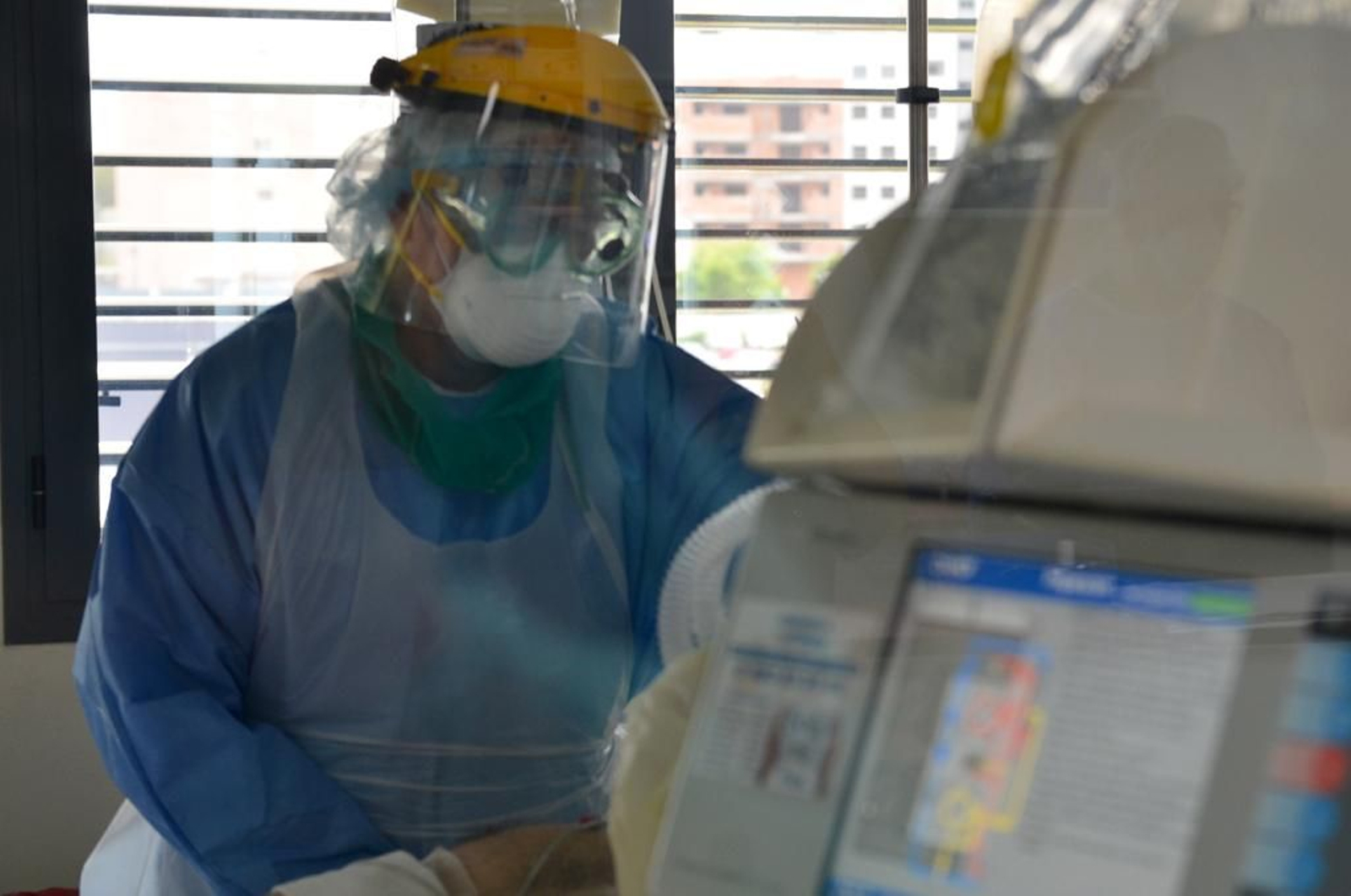 La lucha contra el coronavirus desde la UCI del Reina Sofía, fotografiada por sus profesionales