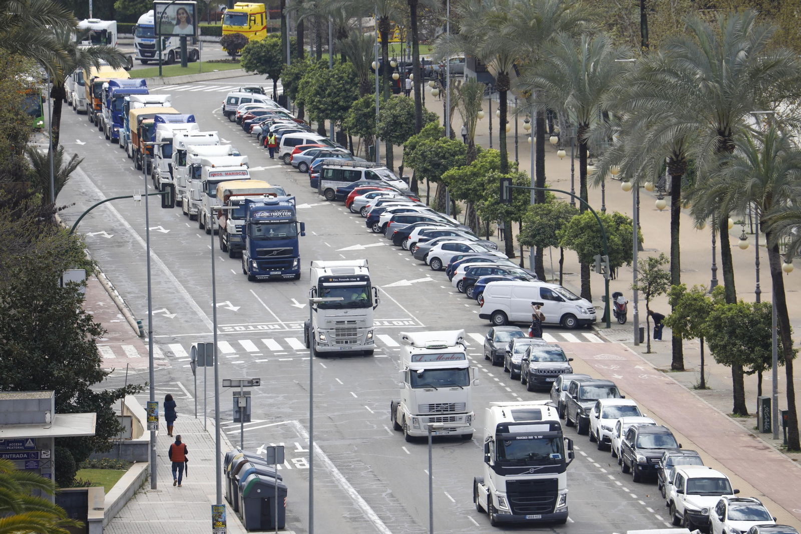 Los transportistas colapsan el centro de Córdoba, en imágenes