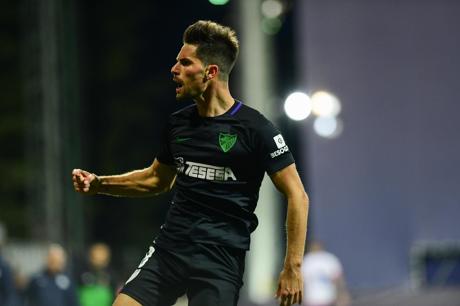 Adrián González celebra el 0-1.