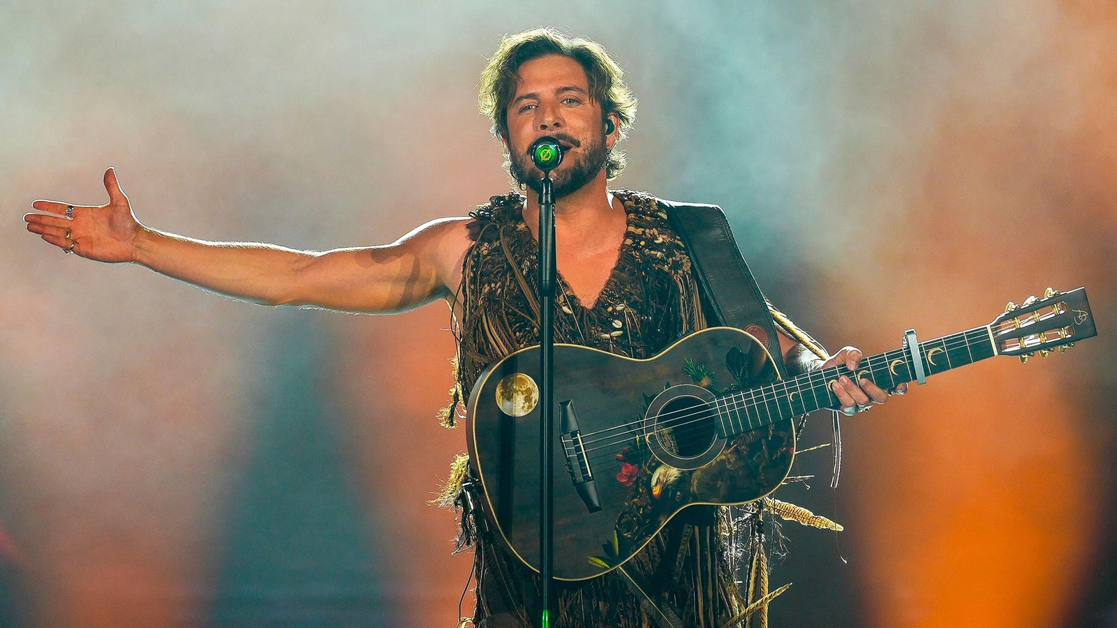 El cantante Manuel Carrasco durante su concierto en el estadio de La Cartuja en mayo de 2025