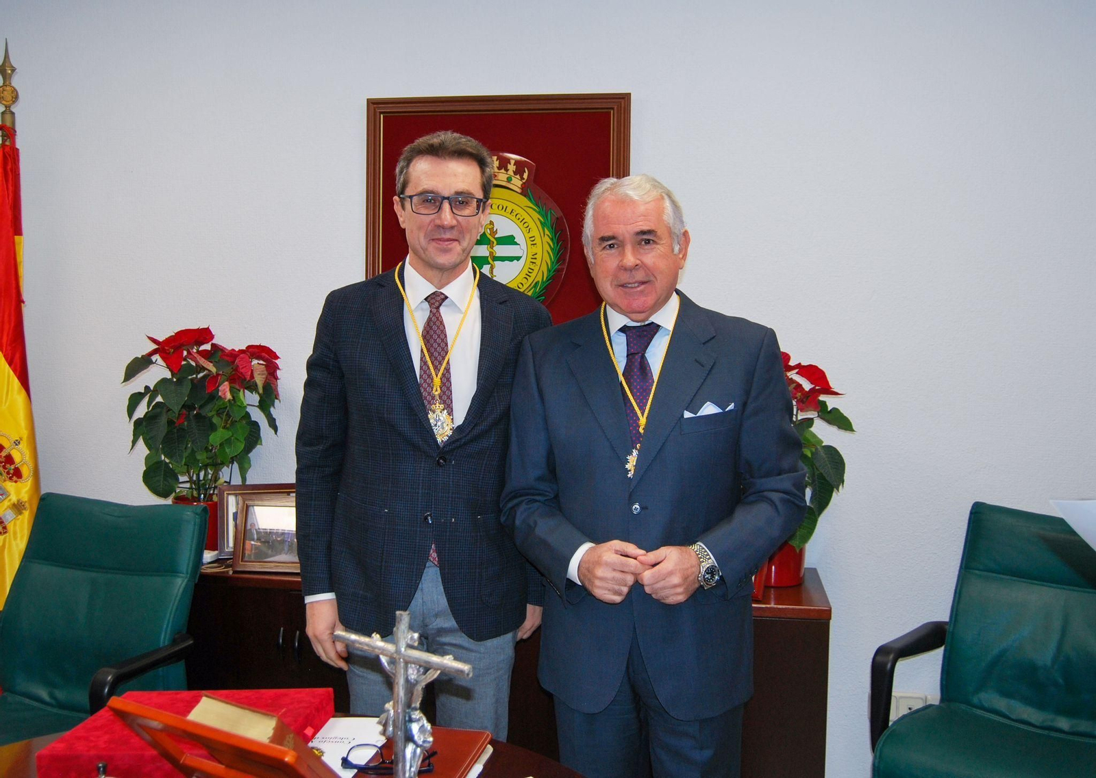 Pedro Navarro, a la derecha, junto a Jorge Fernández Parra, nuevo presidente del Consejo Andaluz de Médicos.