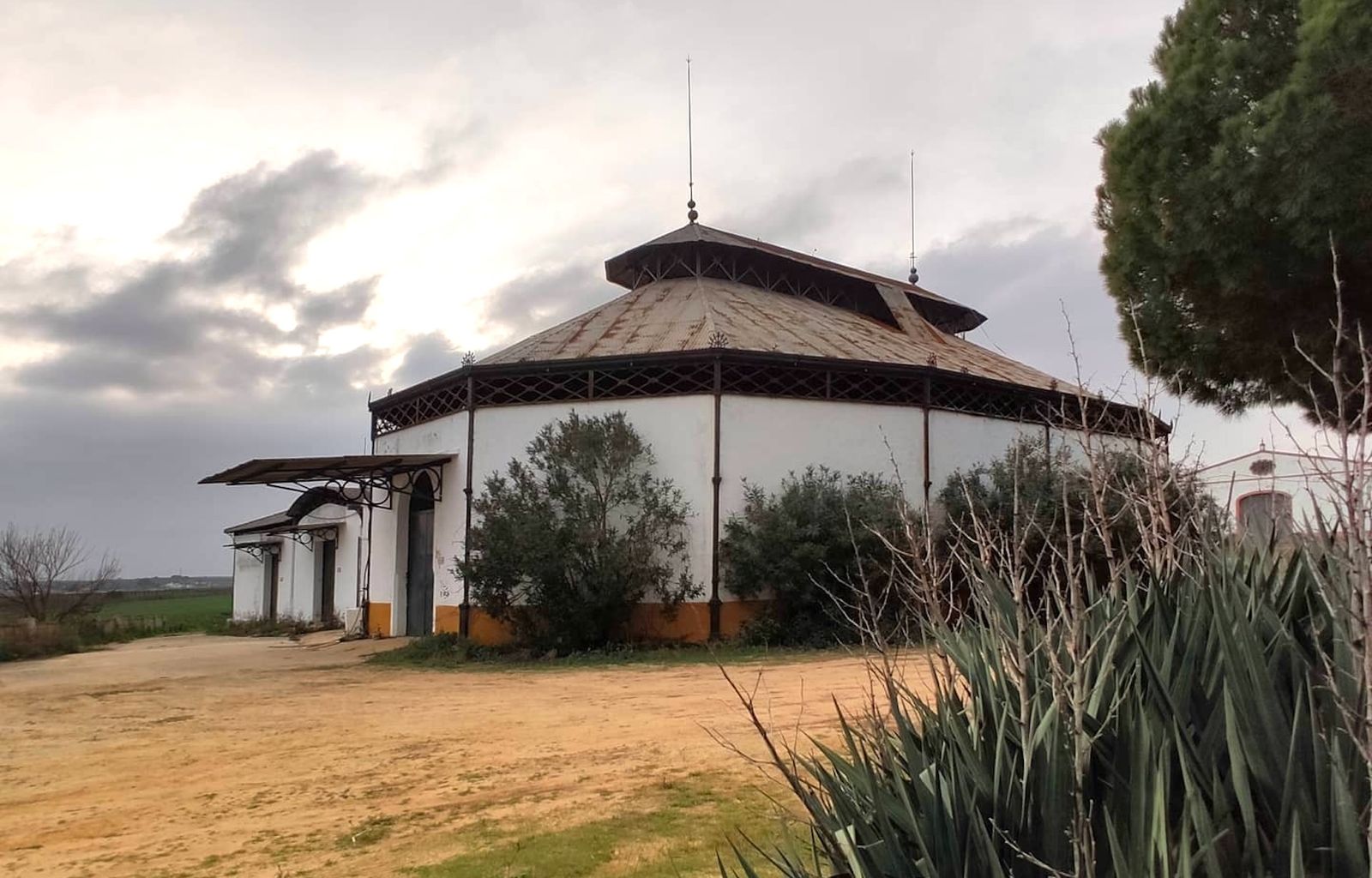 Este edificio histórico conserva el alma de la antigua Feria y el legado del vino del Condado