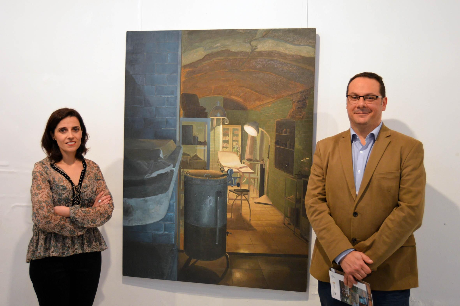 Juan Manuel Martín Robles junto a una obra de Mariquina Ramos