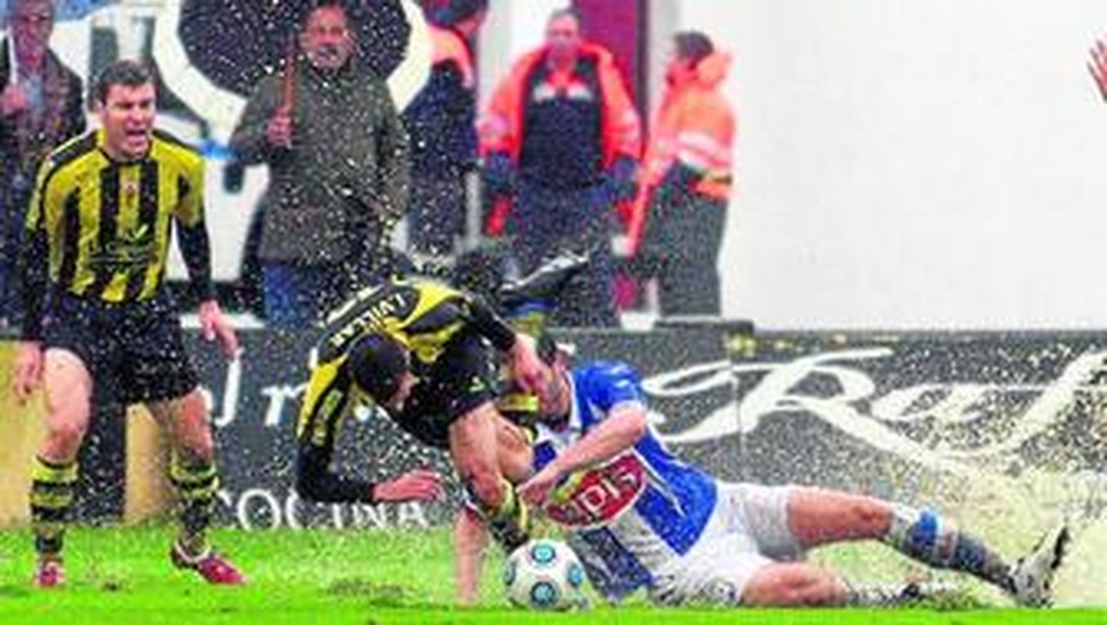 González se tira al suelo intentando cortar el avance del lepero Villar.