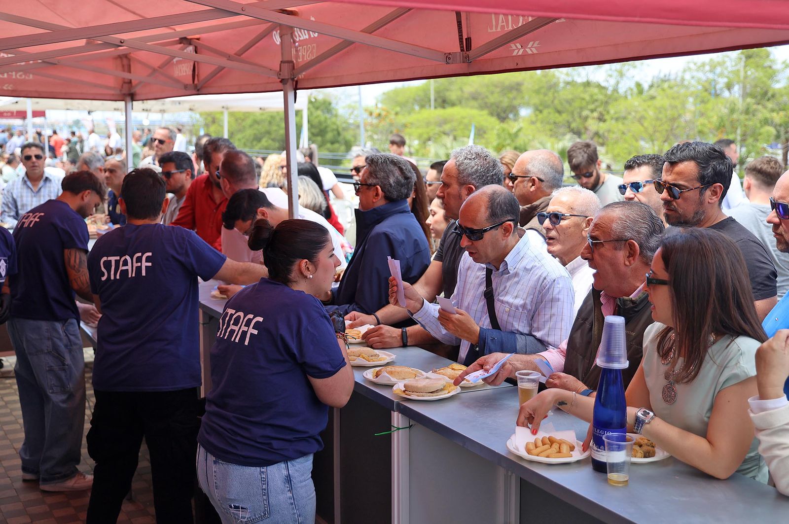 Imágenes del ambiente en la Feria de la Gamba y el Marisco de Huelva