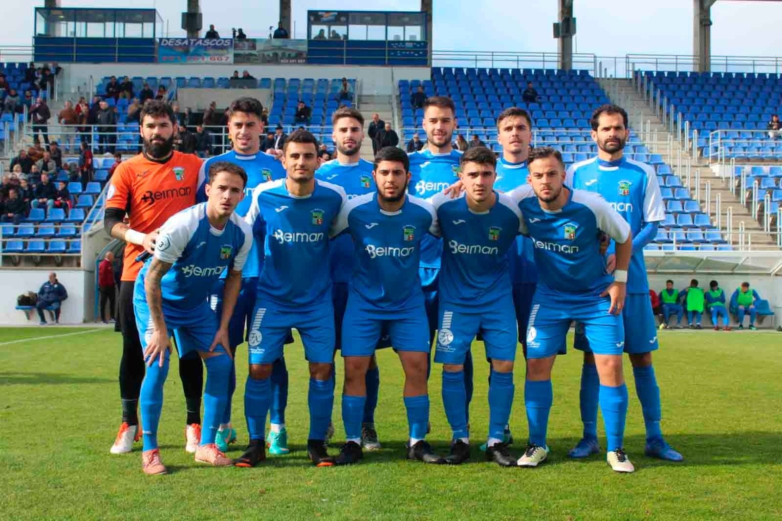 Formación del CD Guadalcacín en el Antonio Barbadillo de Arcos.
