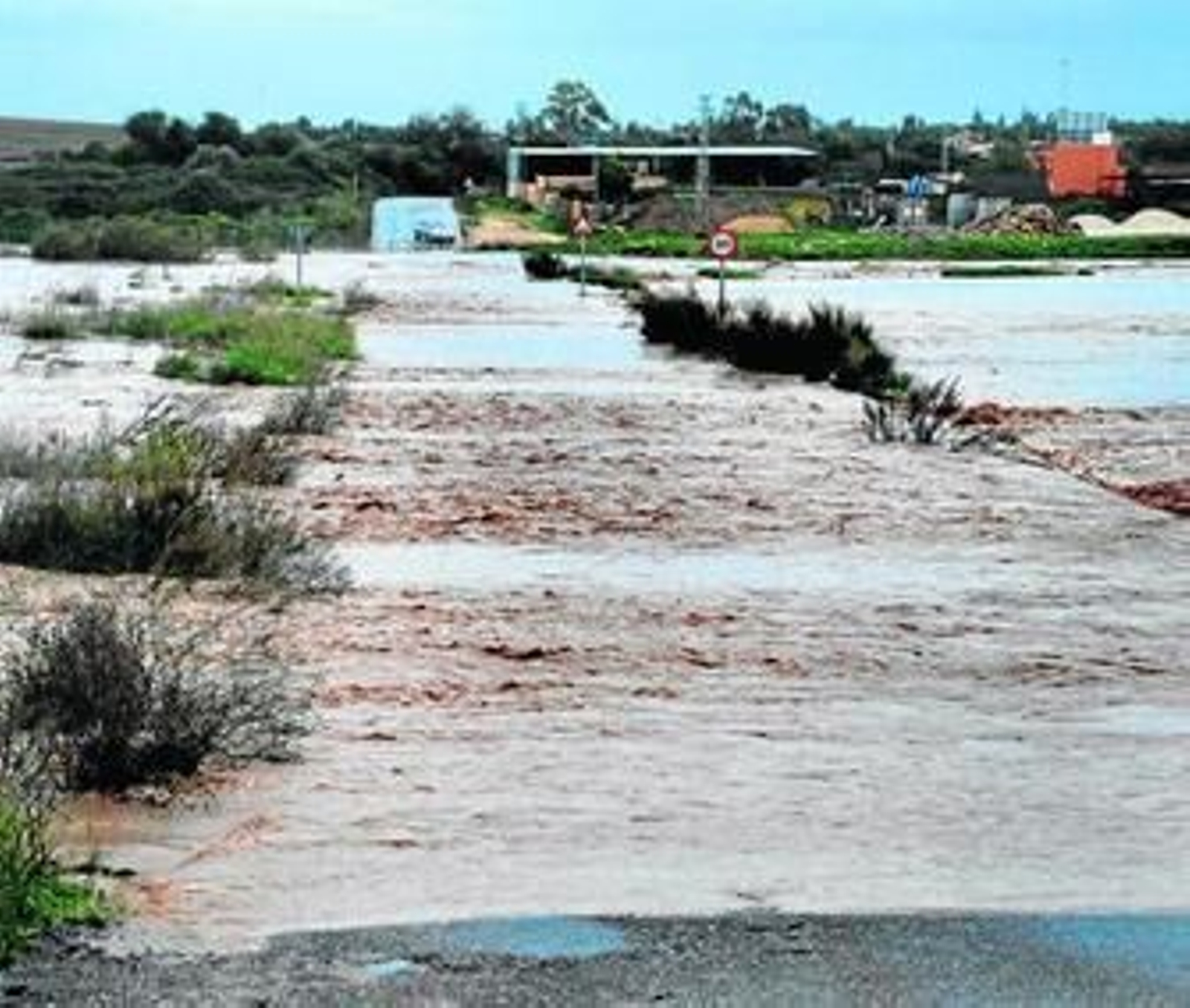 Cauces de los ríos y arroyos son de dominio público hidráulico.