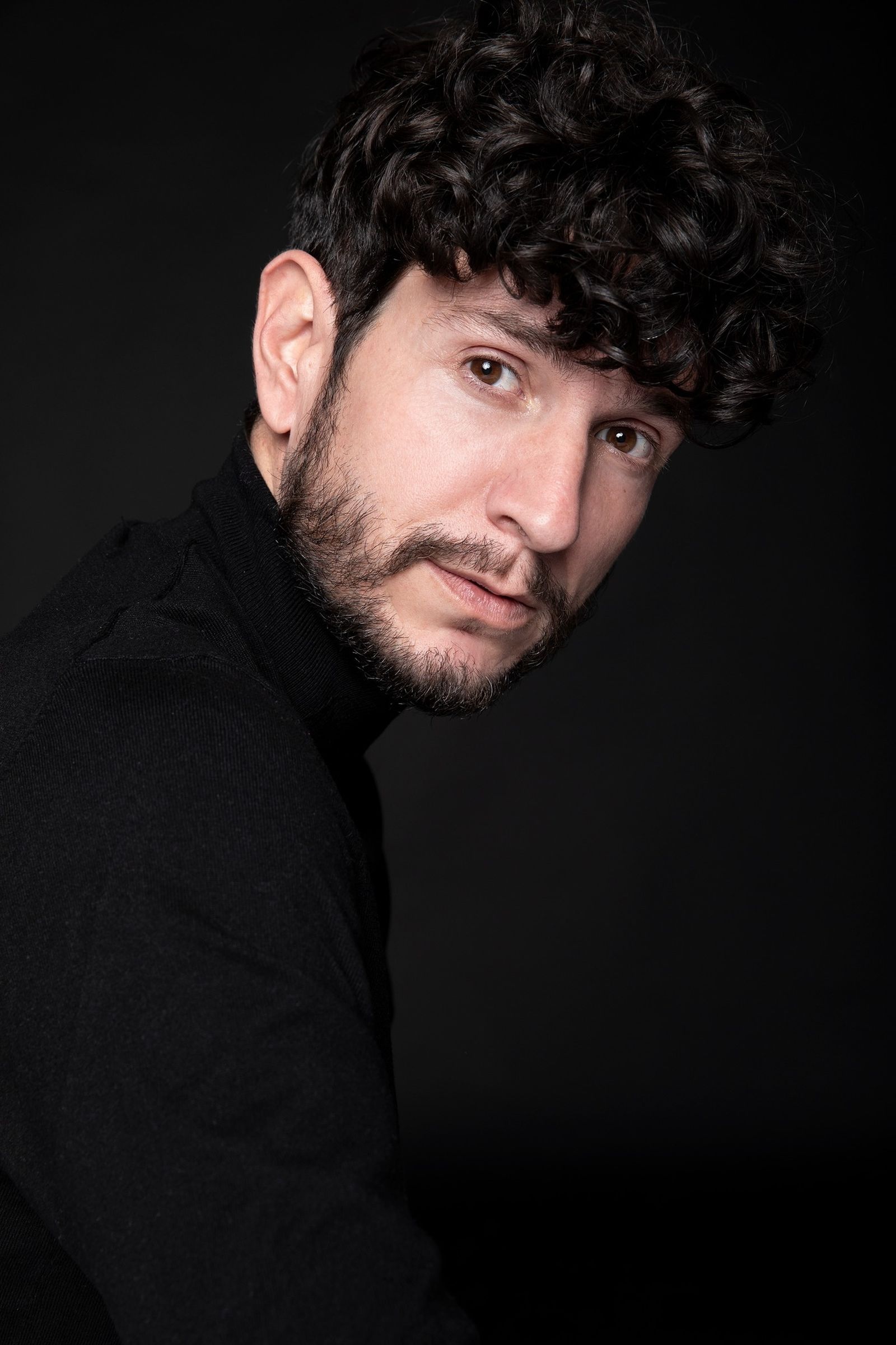 Juan Asego es dramaturgo, director y actor.