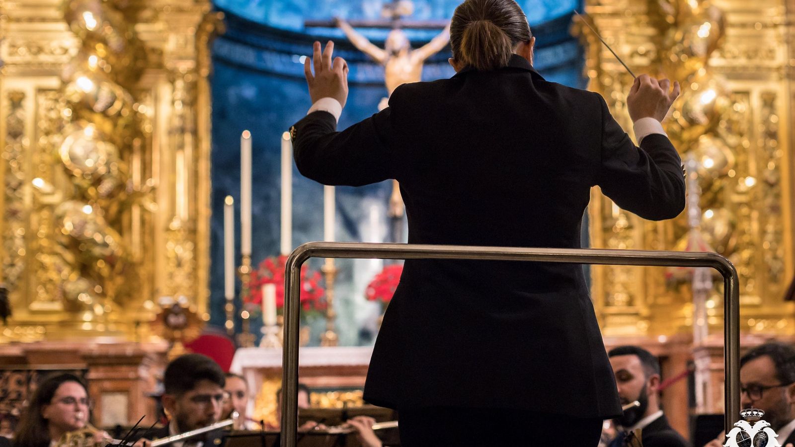 Estudió en la Sorbona de París y ha dirigido en varias orquestas