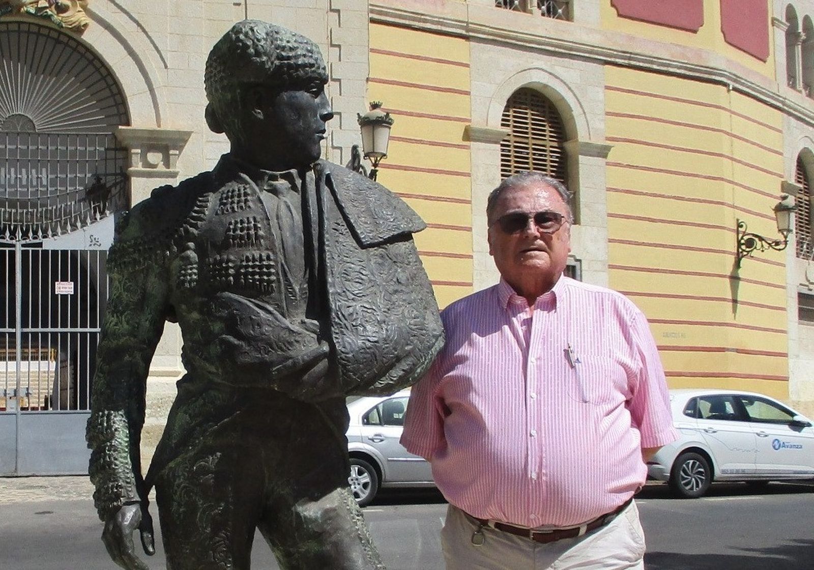 Julio Gómez Moreno con la estatua de su abuelo, Julio Gómez Cañete ‘Relampaguito’ ante la puerta principal de la Plaza de Toros.