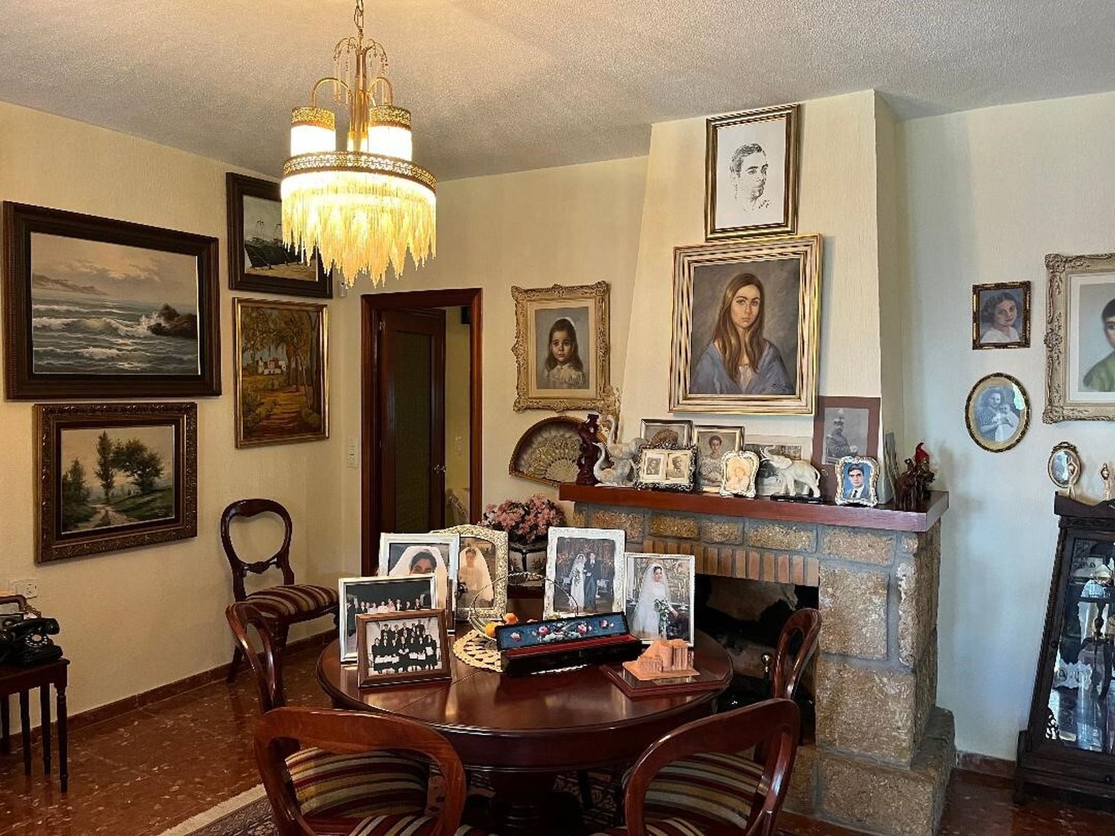 Comedor de esta casa de San Fernando con retratos del artista isleño Pepa Alba en las paredes.