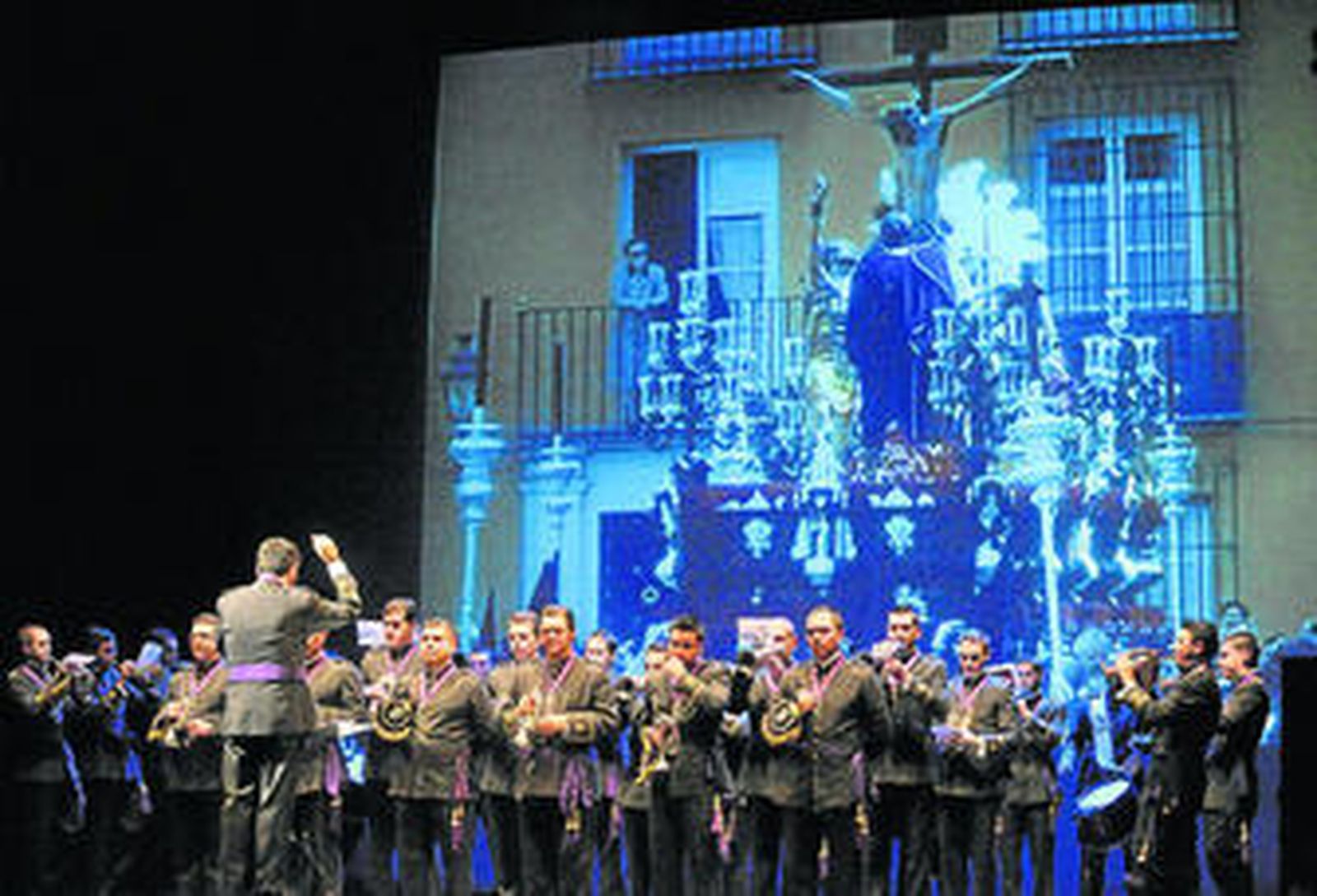 La agrupación musical, durante el concierto de anoche en el Teatro Lope de Vega.