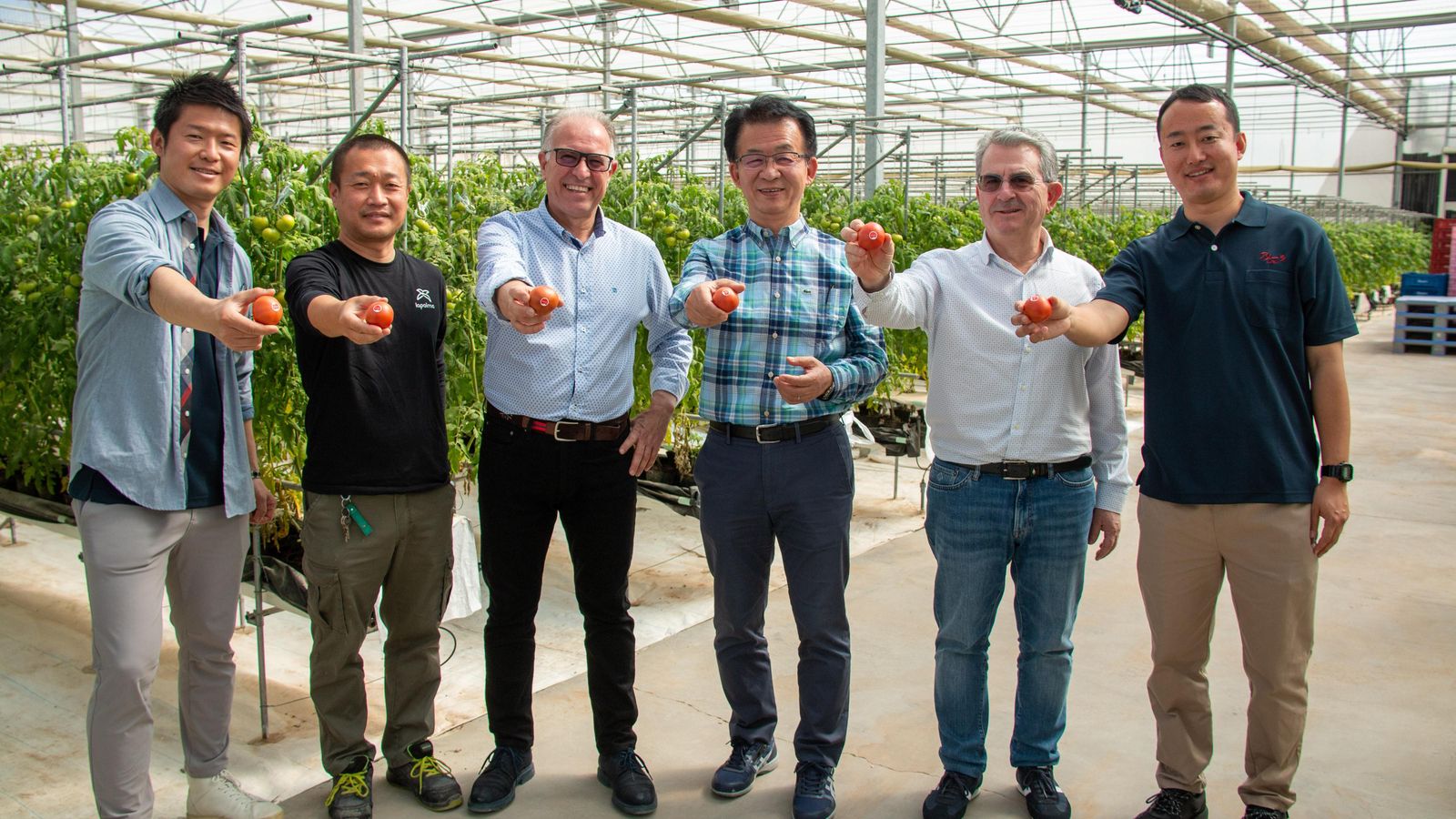 Sosteniendo unos Amela en las instalaciones