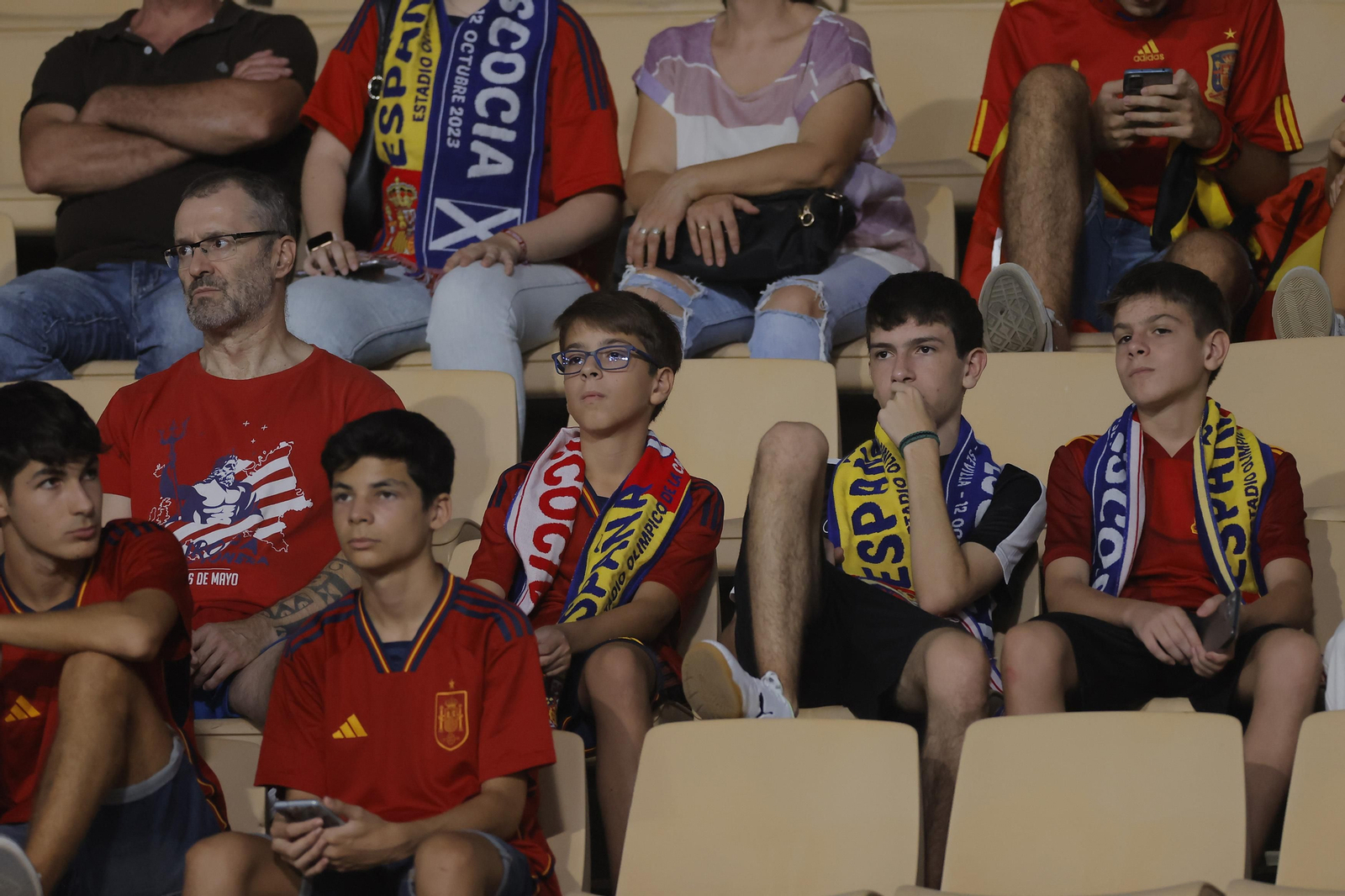 Búscate en las fotos del España-Escocia