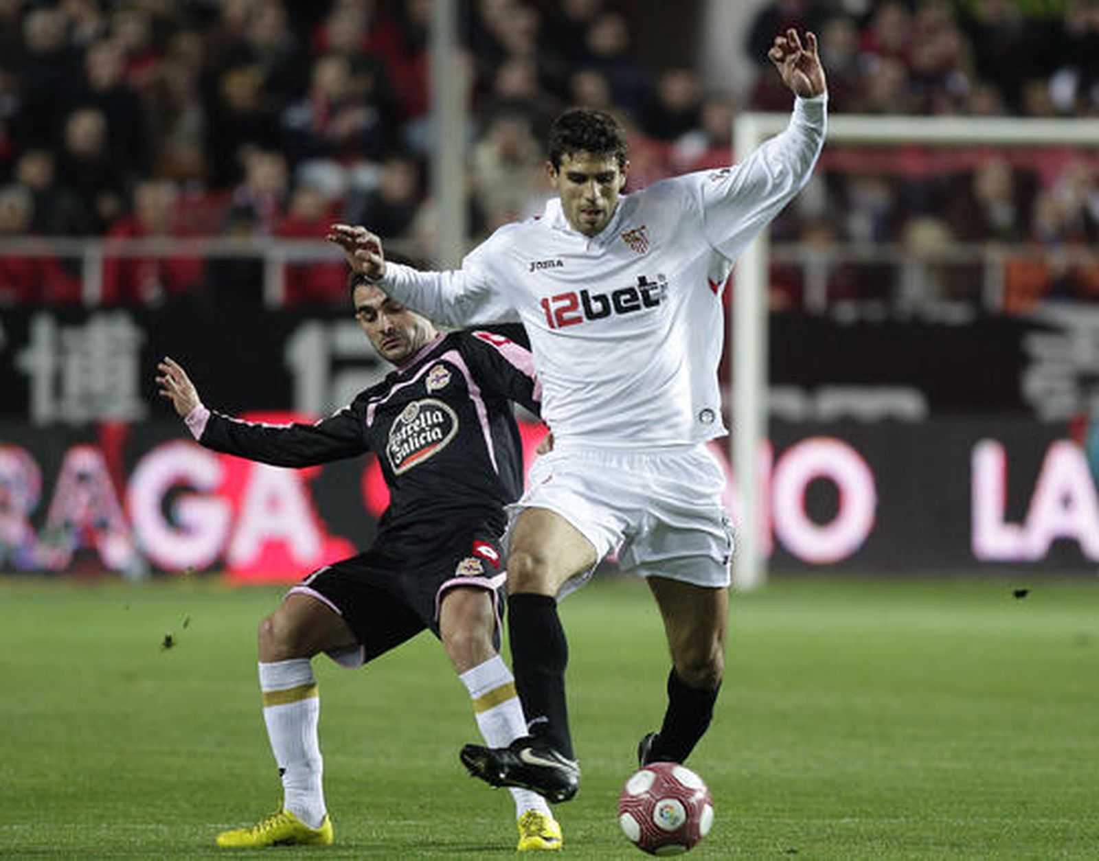 El Sevilla deja escapar otros dos puntos en su casa ante el Dépor y ya acumula 16 puntos perdidos en casa. / Antonio Pizarro