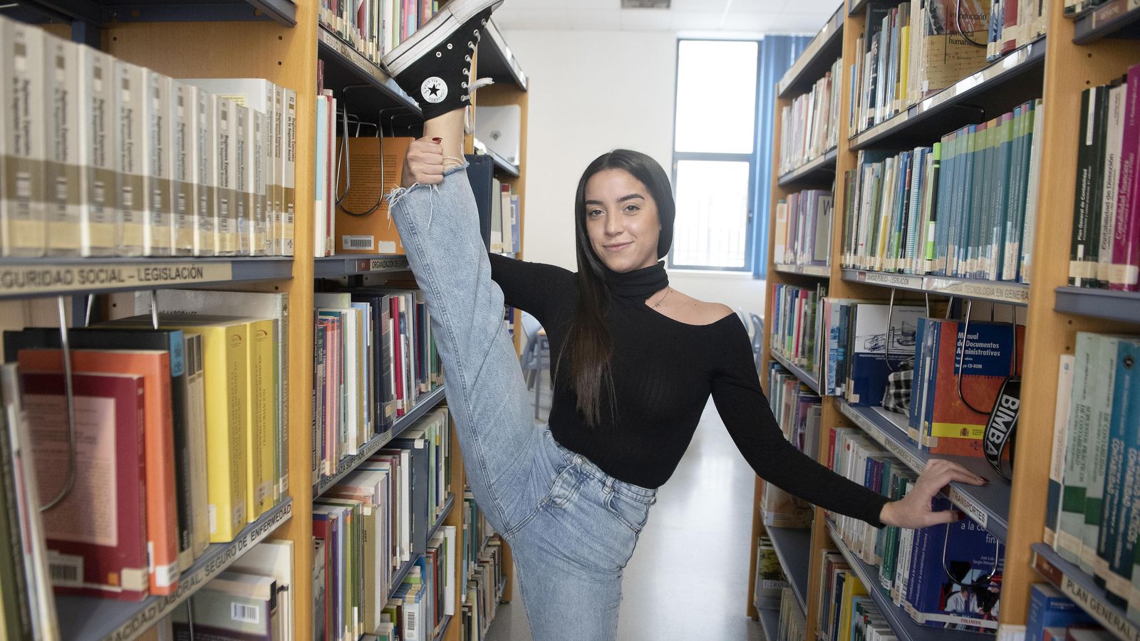 Nuria Esteban, gimnasta rítmica que estudia Criminología en la Hispalense.