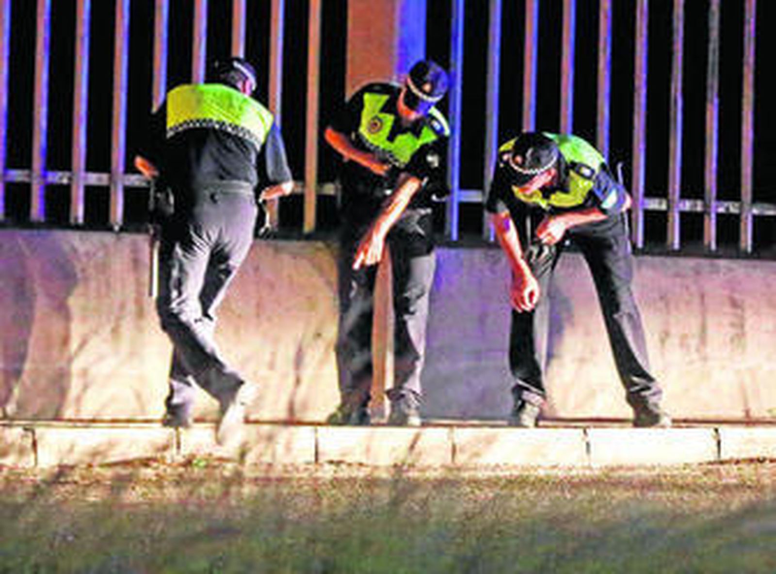 Tres policías examinan detenidamente el lugar donde ocurrió el accidente el pasado lunes.