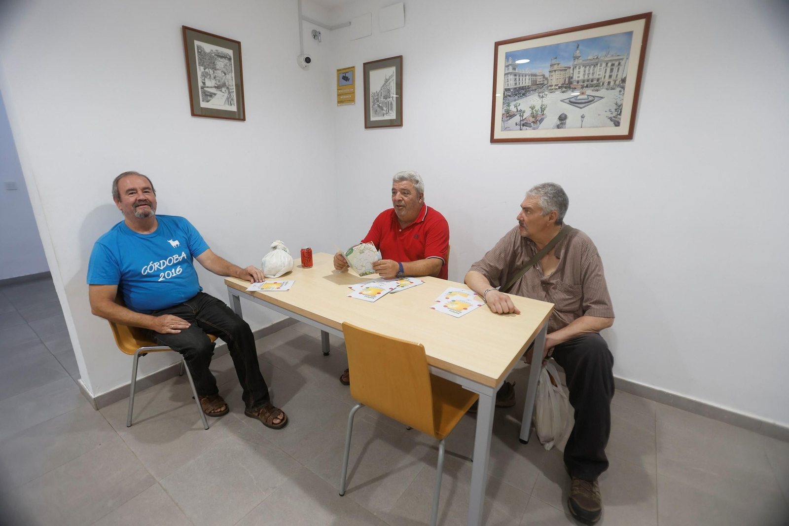 Manuel, Juan Manuel y Cristóbal, en el centro cívico Vallehermoso de Miralbaida.