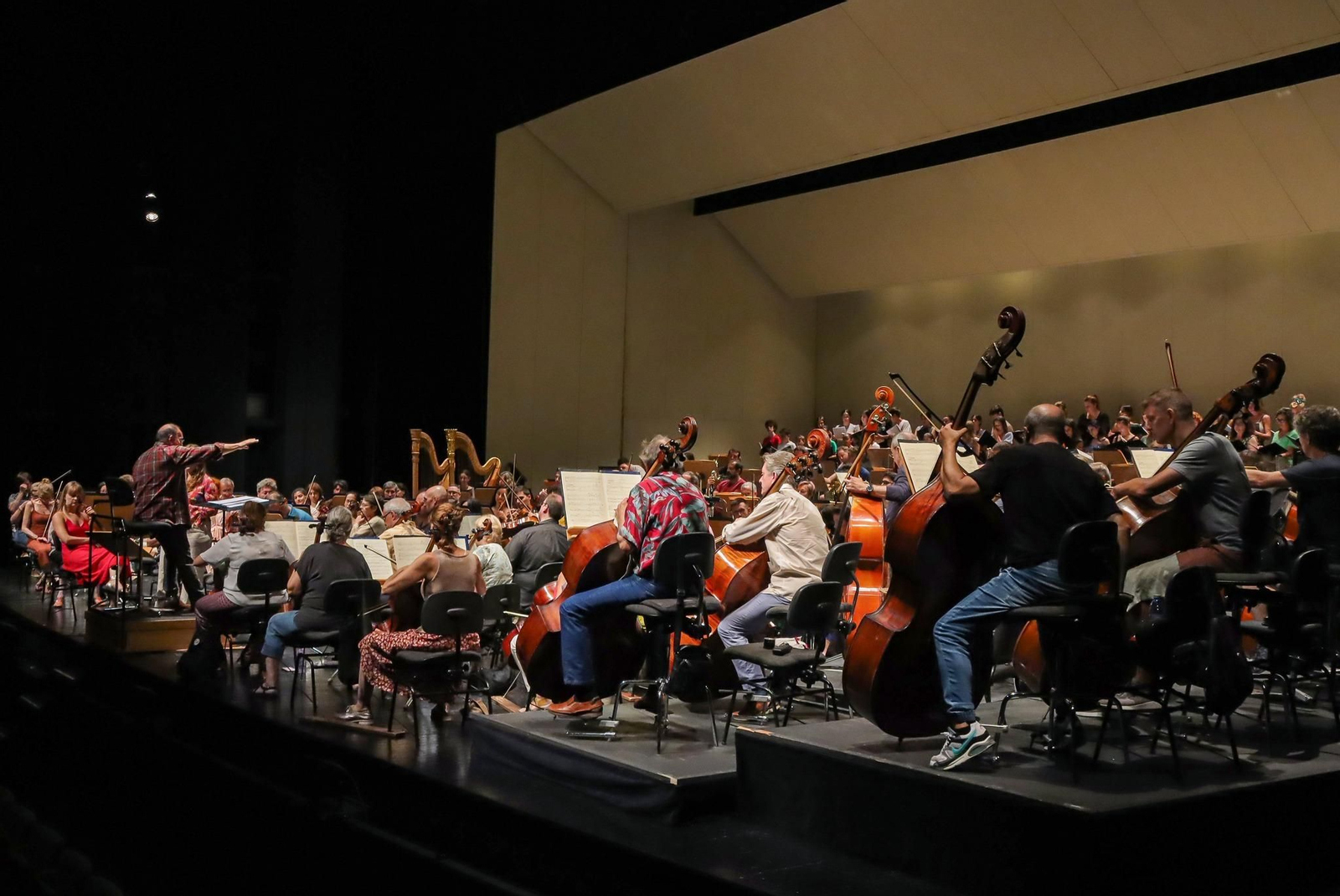 La ROSS ensayando esta semana con Soustrot la 3ª de Mahler en el escenario del Maestranza