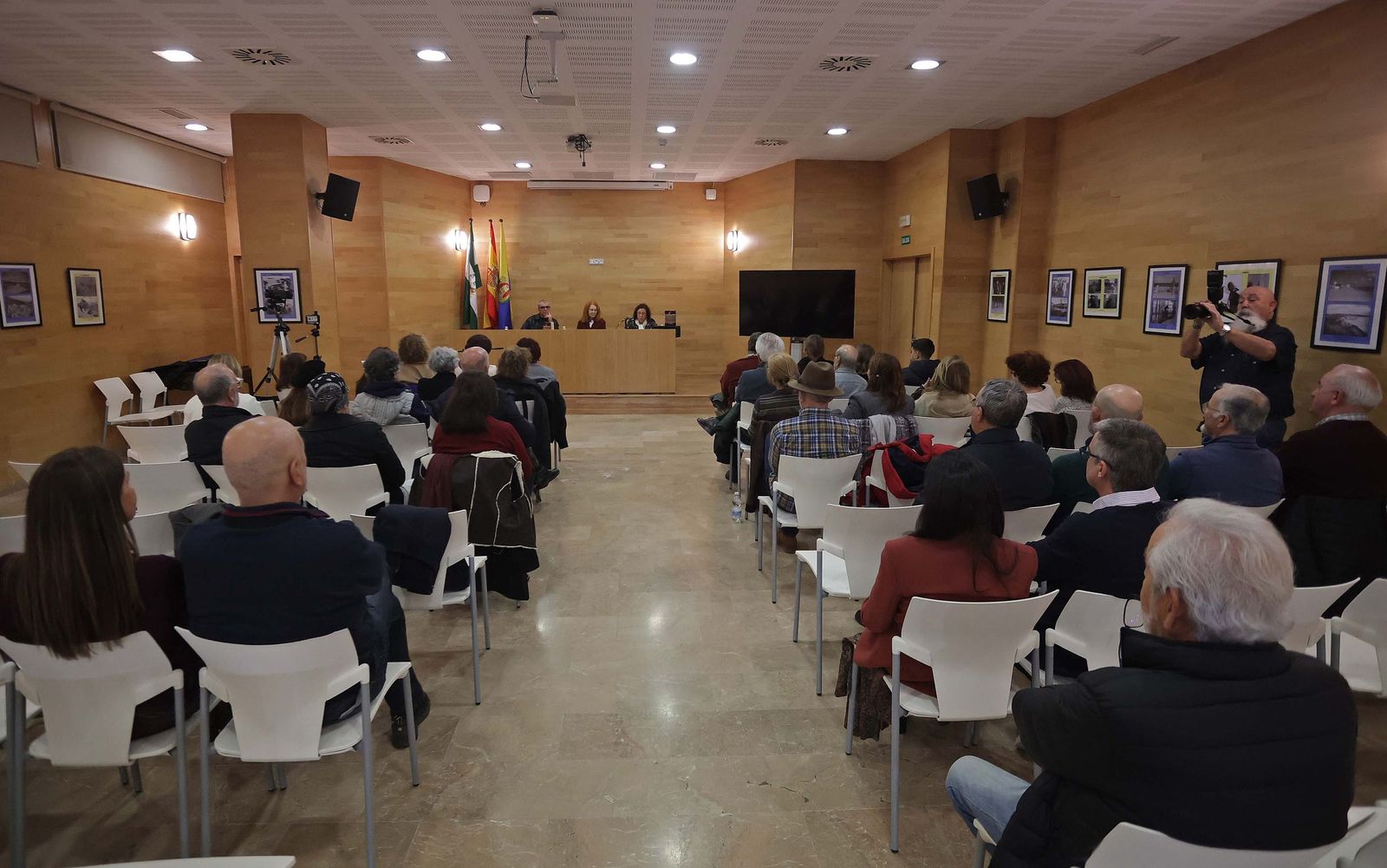 La presentación del libro 'No hay viaje en vano' de Josefina Núñez Montoya, en imágenes