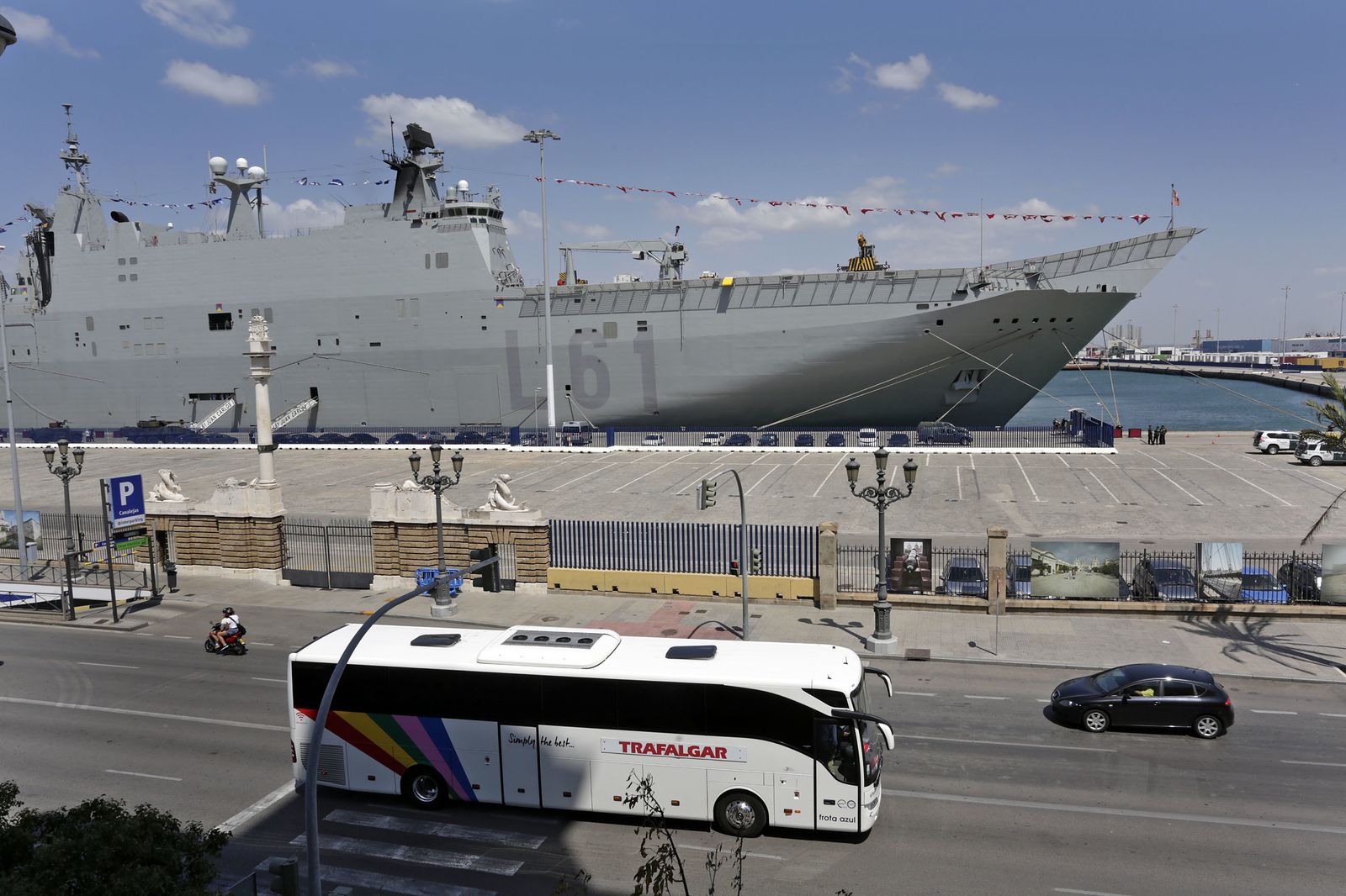 Entrega de la corbata de la Provincia a la bandera de la flota del Juan Carlos I