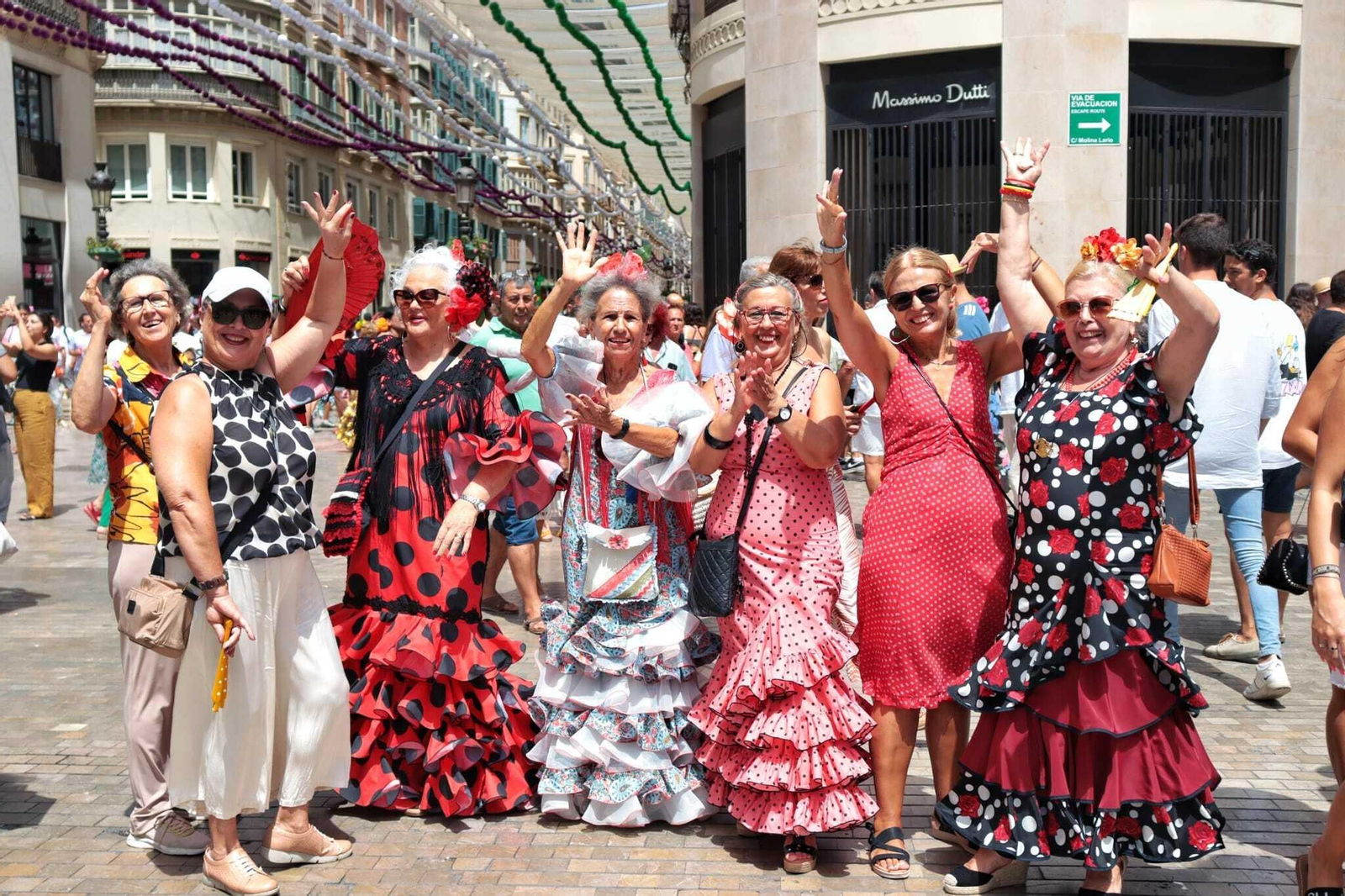 Grupo de mujeres en la Calle Larios durante la Feria de día. Grupo de mujeres en la Calle Larios durante la Feria de día.
