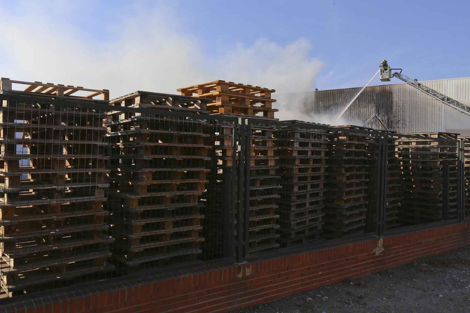 Las fotos del incendio en una nave de aceites del polígono Guadalhorce