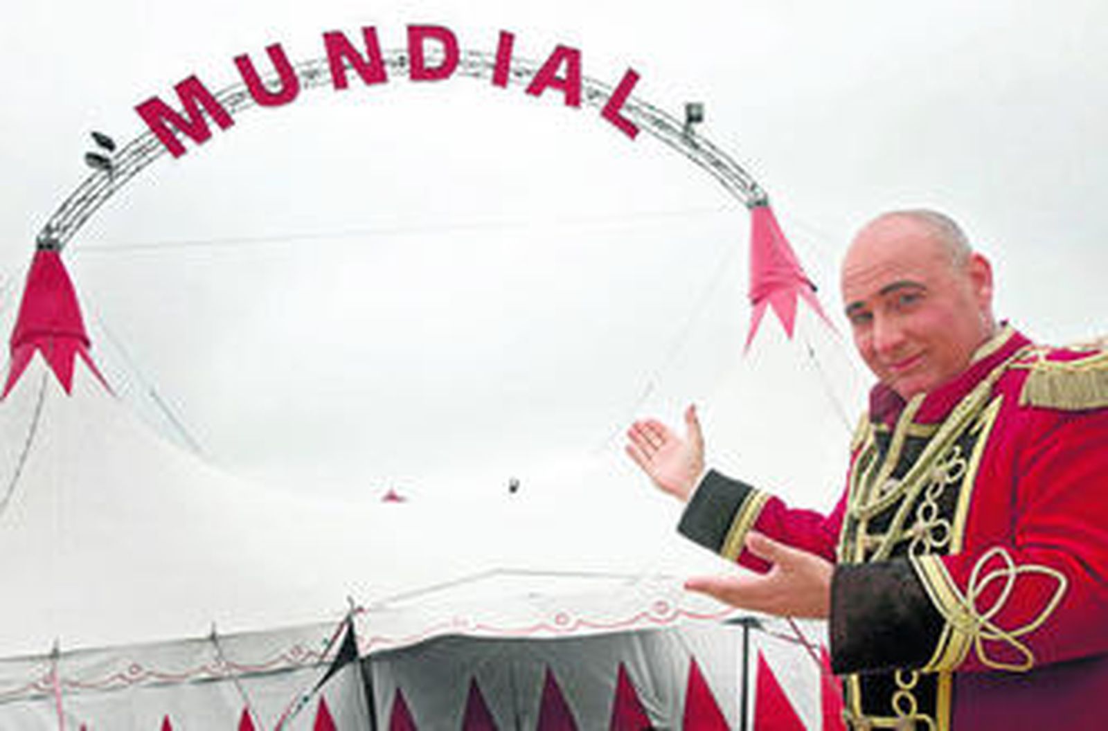 El director artístico del Gran Circo Mundial, 'Goty', posa con su uniforme ante la gran carpa en los antiguos terrenos de CASA.