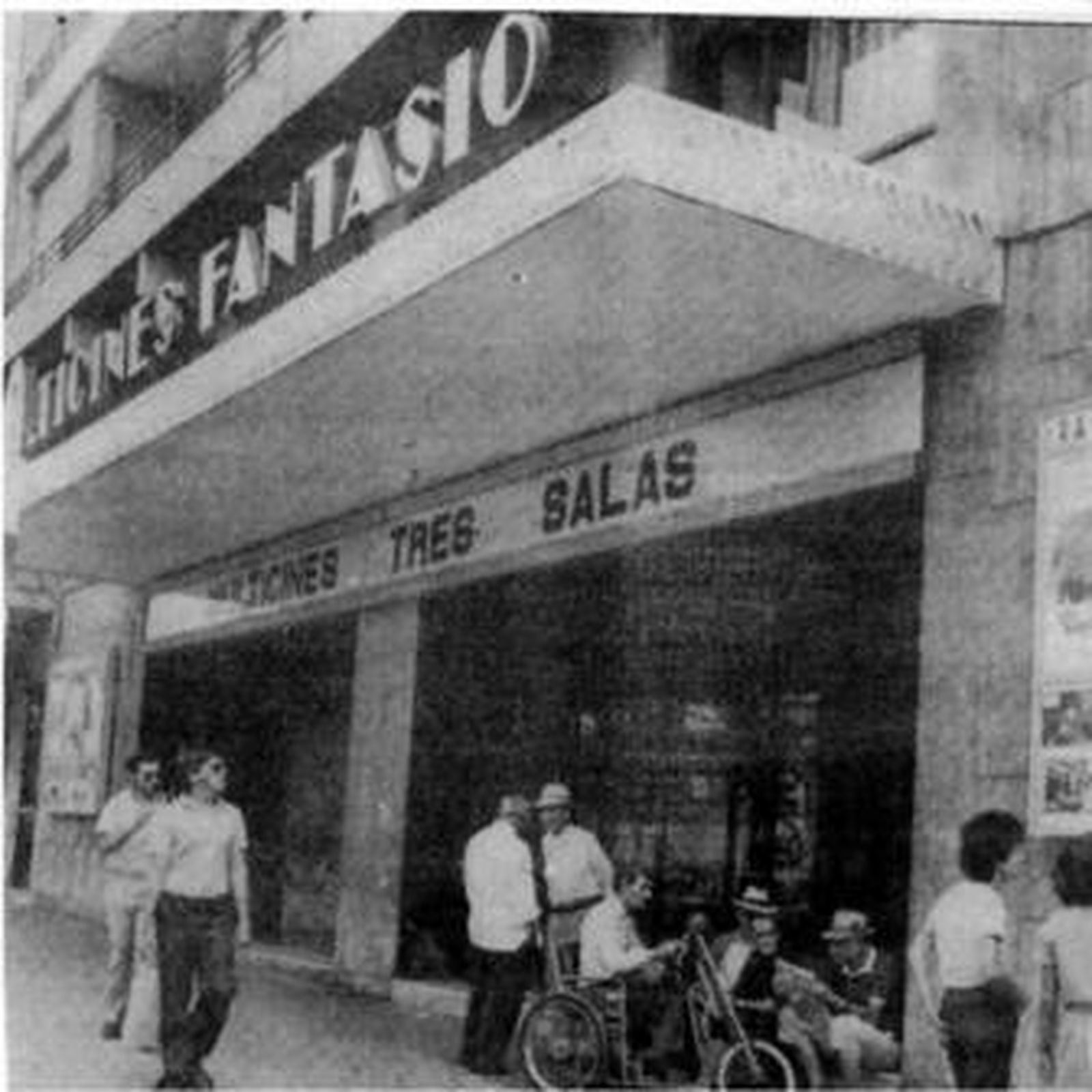 Entrada del cine Fantasio en Isla Chica.