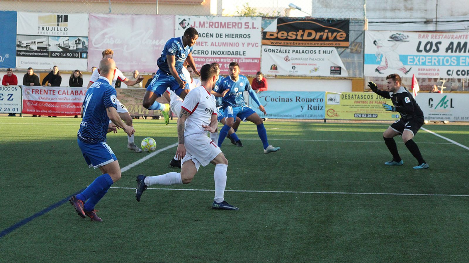 Edet intenta el remate en el área pequeña.