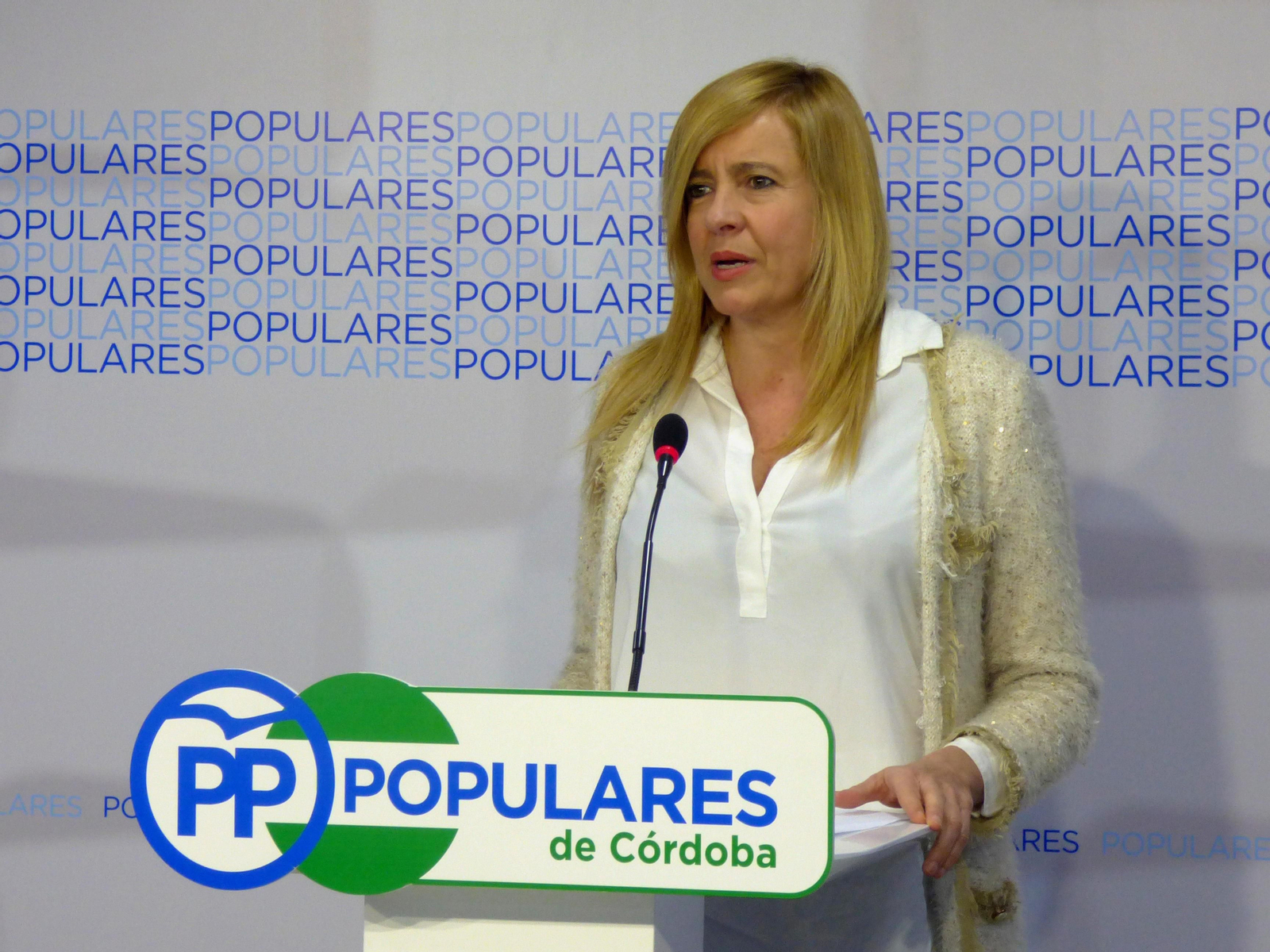 Rosario Alarcón en una rueda de prensa en la sede del PP de Córdoba.