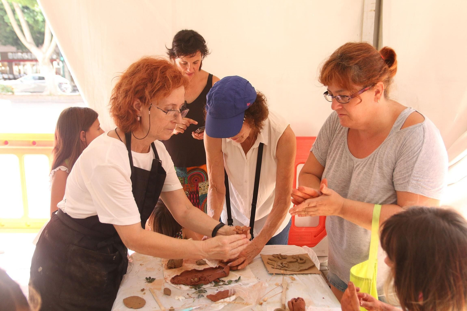 La ceramista Toñi Moya se ha encargado de coordinar los talleres infantiles.