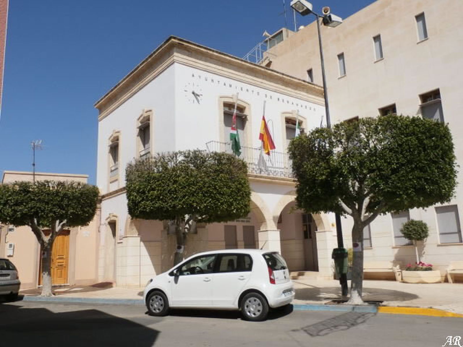 Fachada del Ayuntamiento de Benahadux.