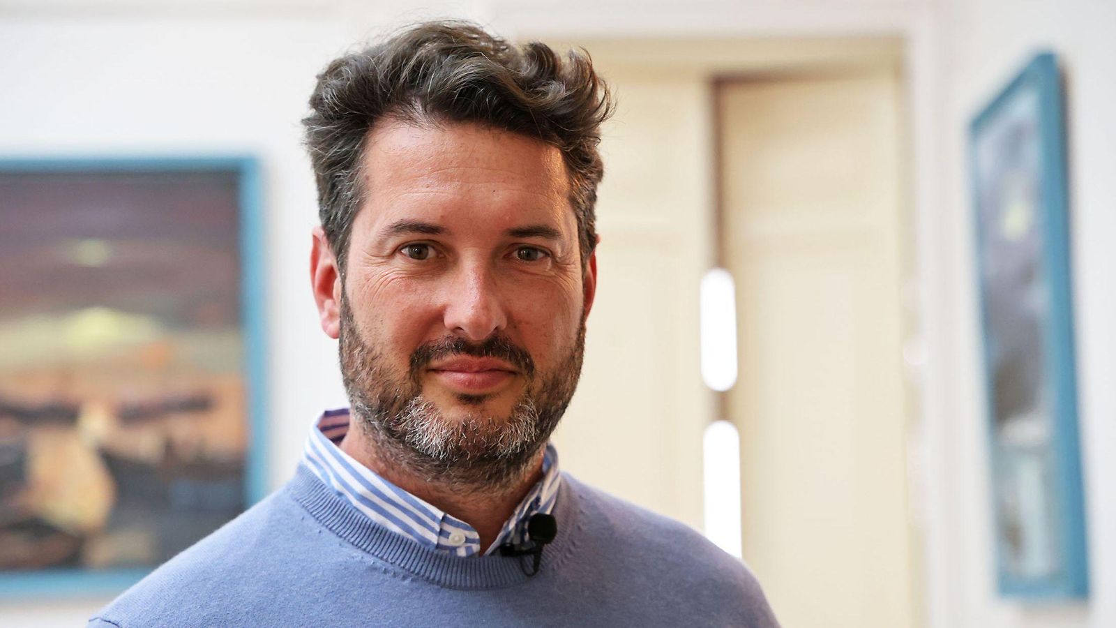 Primer plano de Estéfano Molín en la Tertulia Cofrade "El Aguaó" de Huelva Información