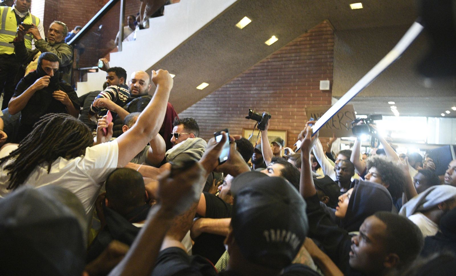 Protestas dentro de la junta de distrito de Kensington.