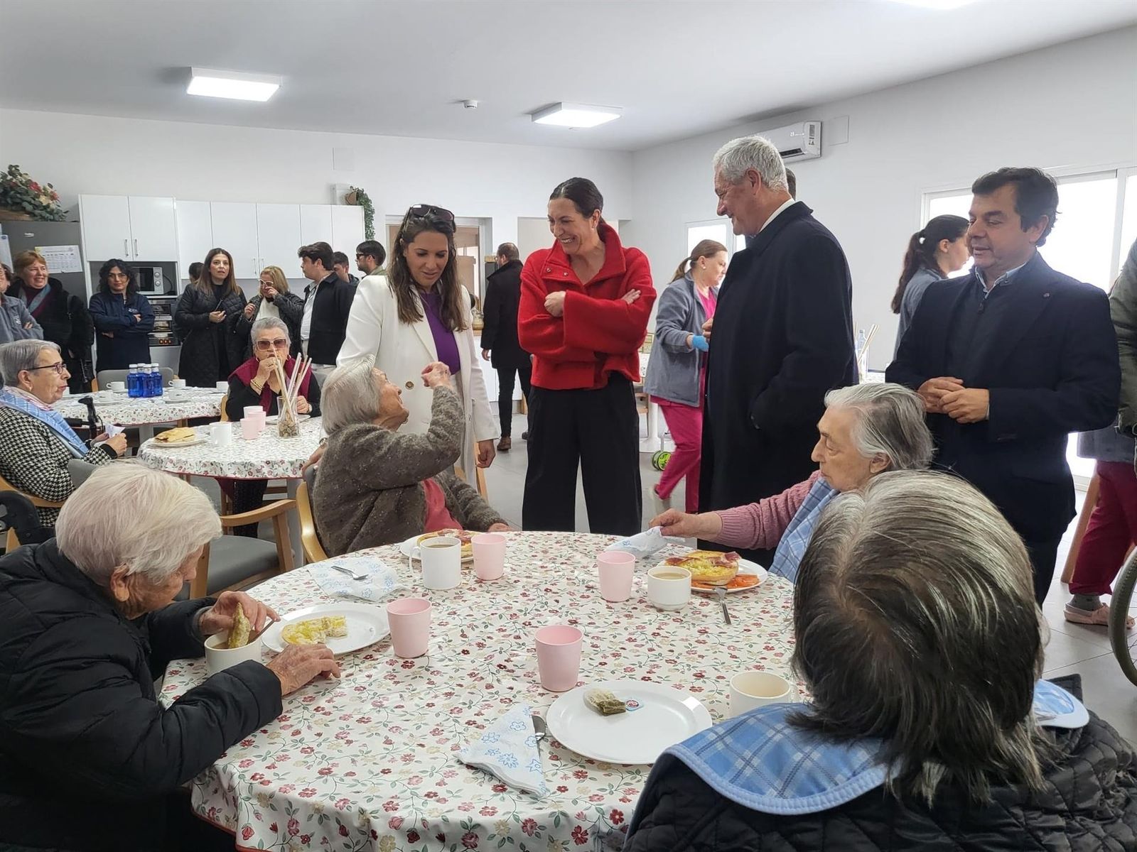 La consejera de Inclusión Social, Juventud, Familias e Igualdad, Loles López, visita a las obras de la residencia de mayores Padre Diego Suárez Mora de Gibraleón.