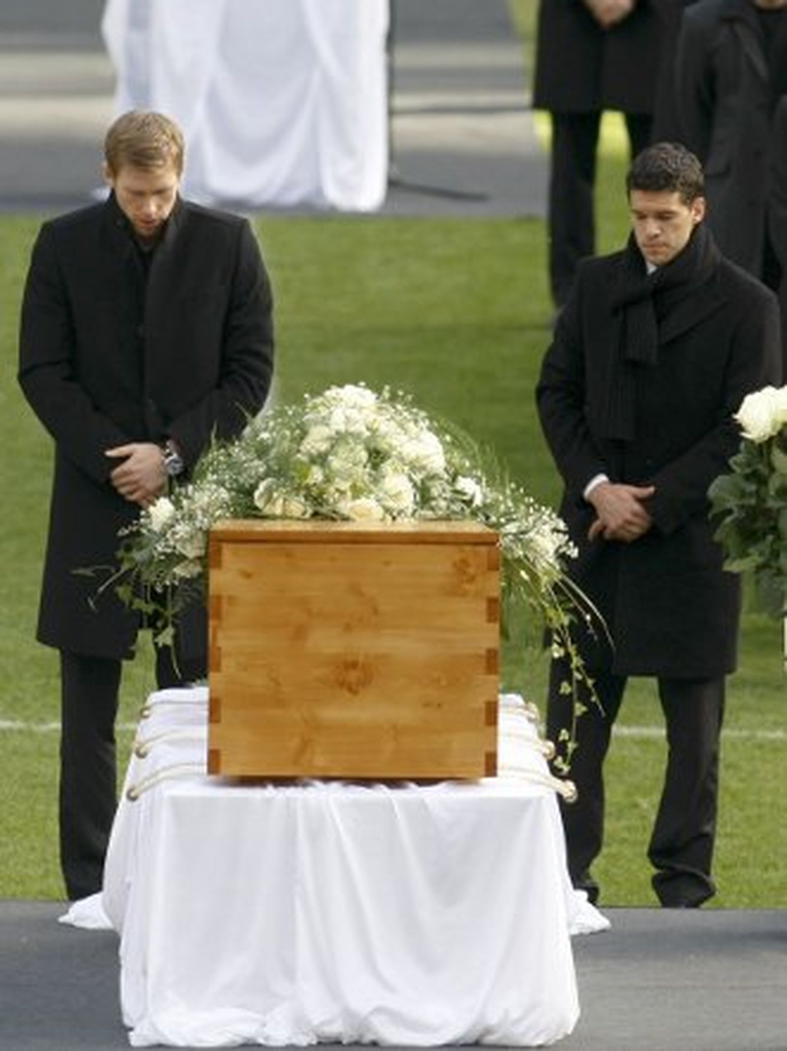 La afición alemana despide a Enke