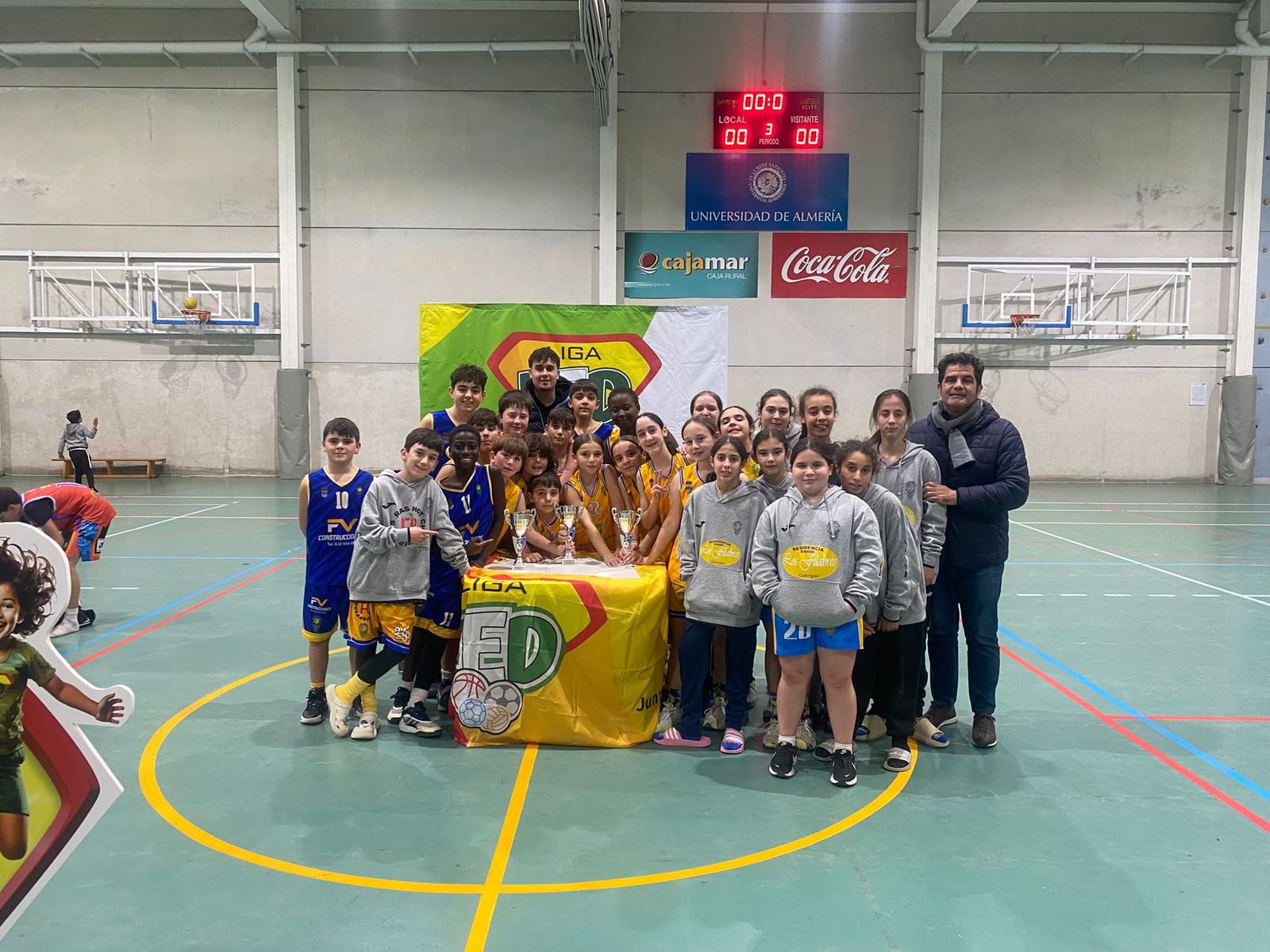 Los diversos equipos del club mojonero participantes posan con los trofeos conseguidos en la Liga LED.