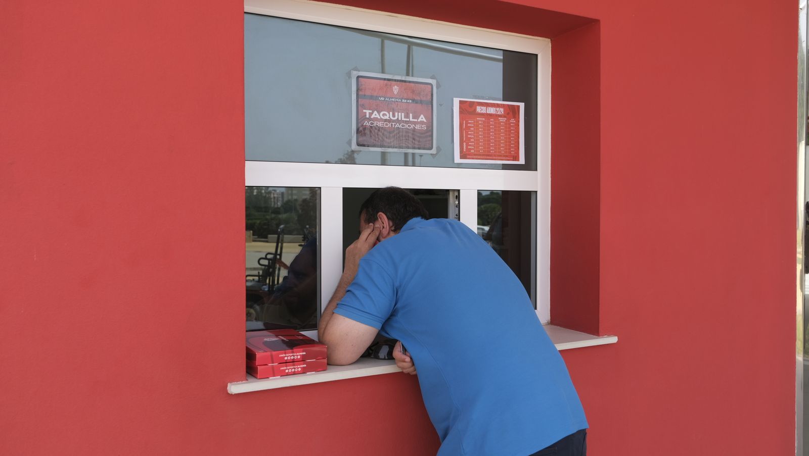 Una aficionado es atendido en taquilla para renovar su abono para la próxima temporada.