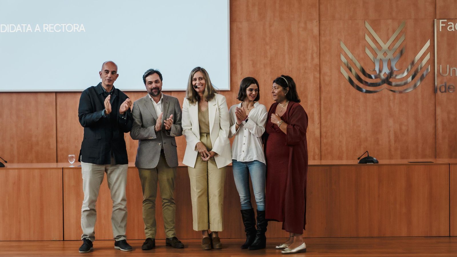 María Mosquea, en el centro, con parte de su equipo, durante la presentación de su candidatura a rectora de la UCA.